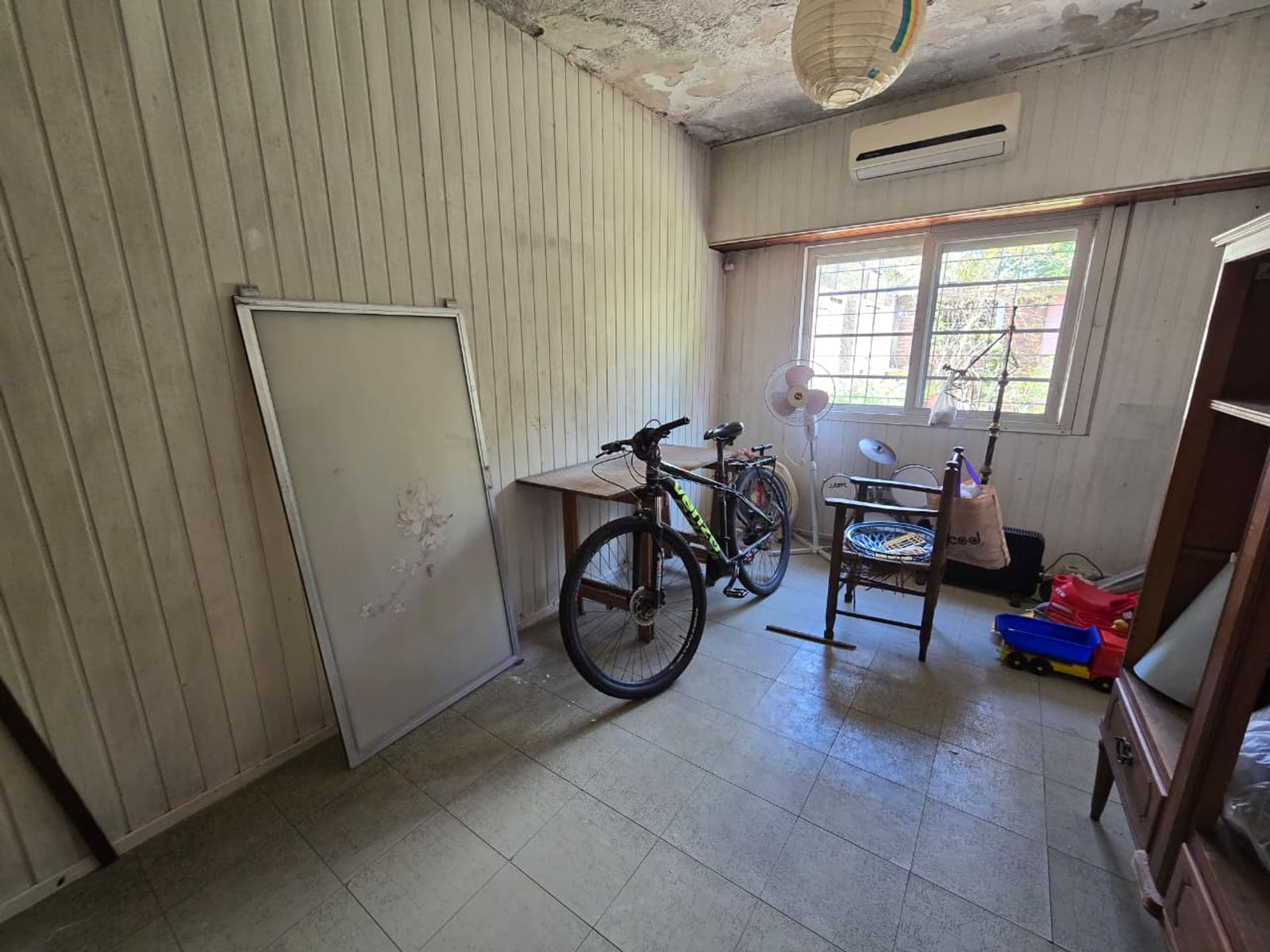 VENTA DE CASA 3 AMBIENTES EN LUIS GUILLÓN - CON COCHERA - A REFACCIONAR
