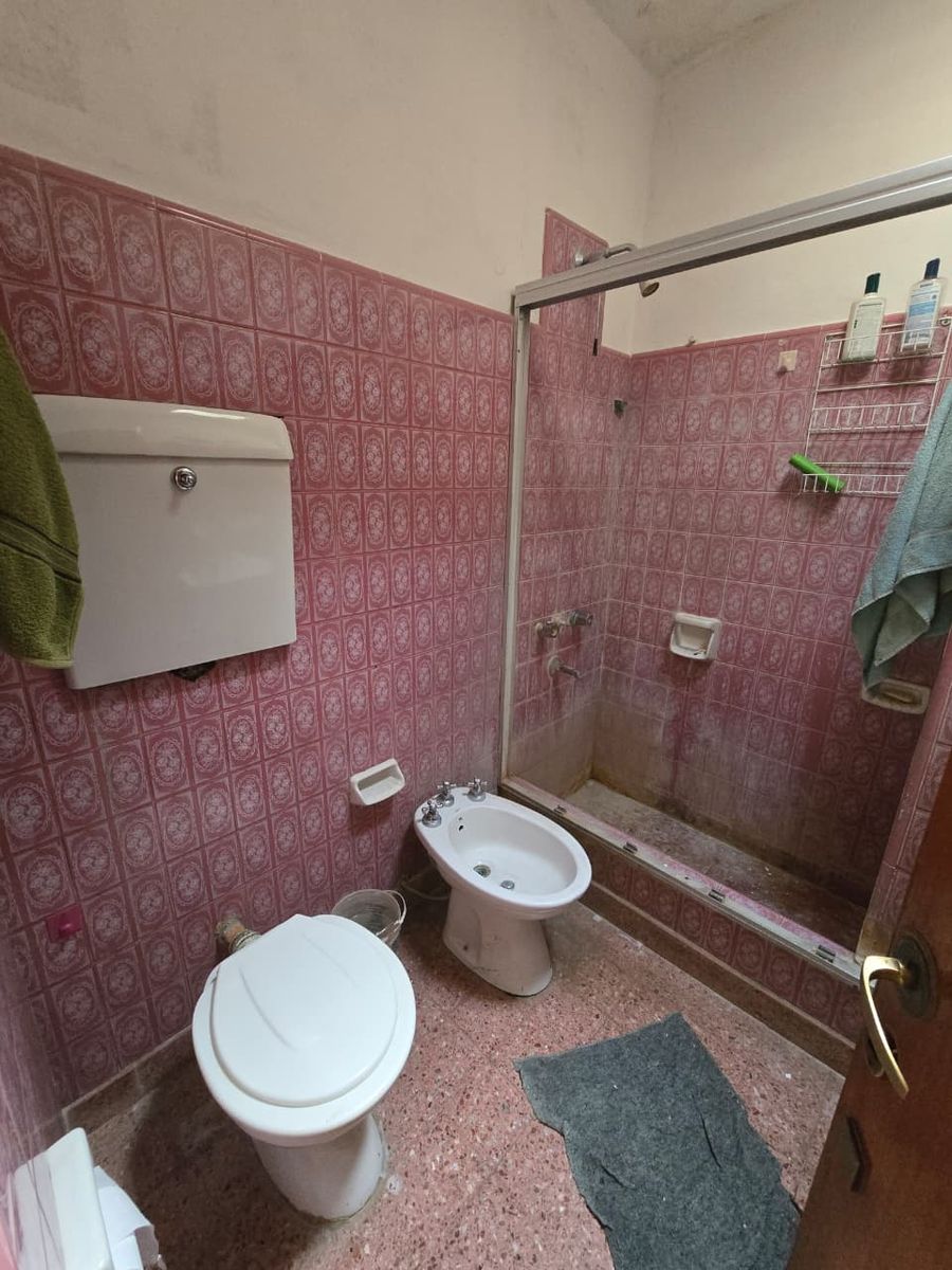 VENTA DE CASA 3 AMBIENTES EN LUIS GUILLÓN - CON COCHERA - A REFACCIONAR