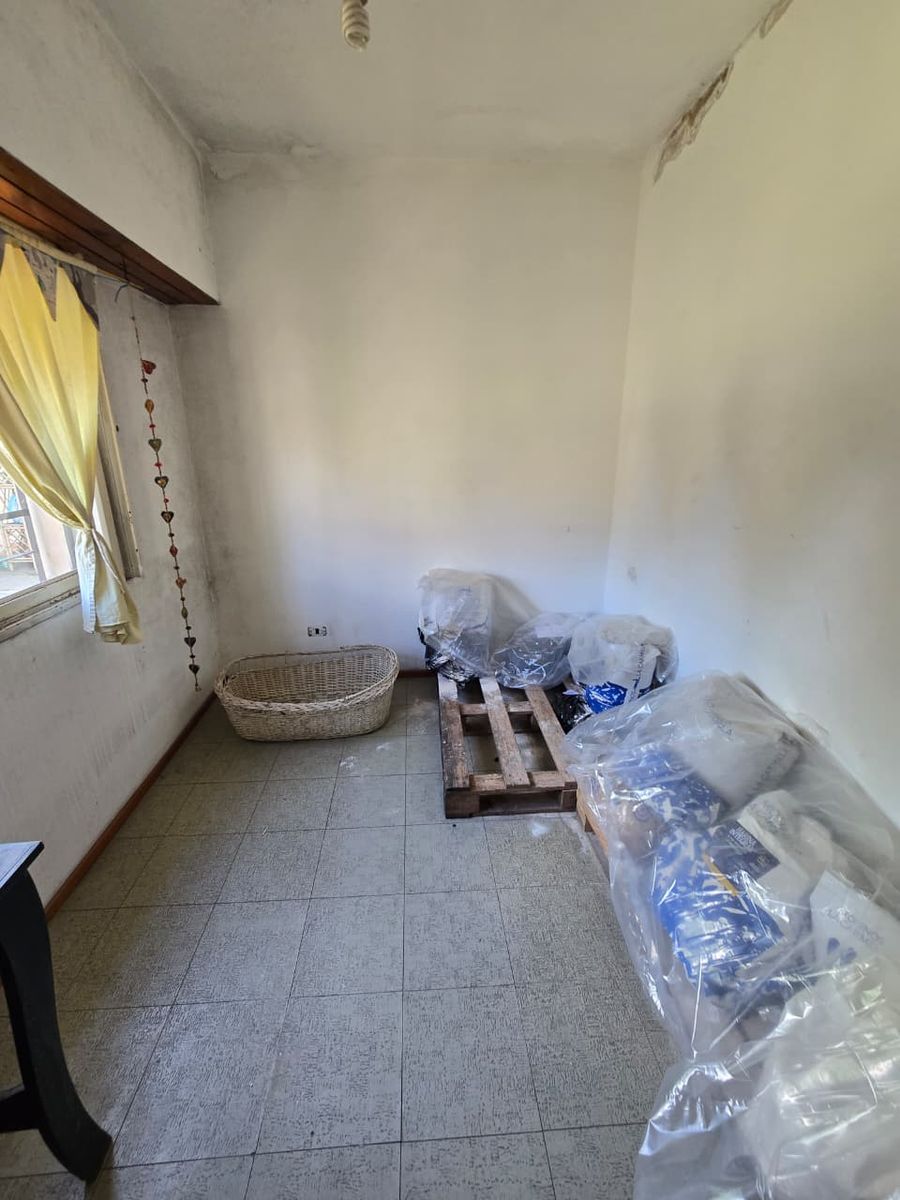 VENTA DE CASA 3 AMBIENTES EN LUIS GUILLÓN - CON COCHERA - A REFACCIONAR