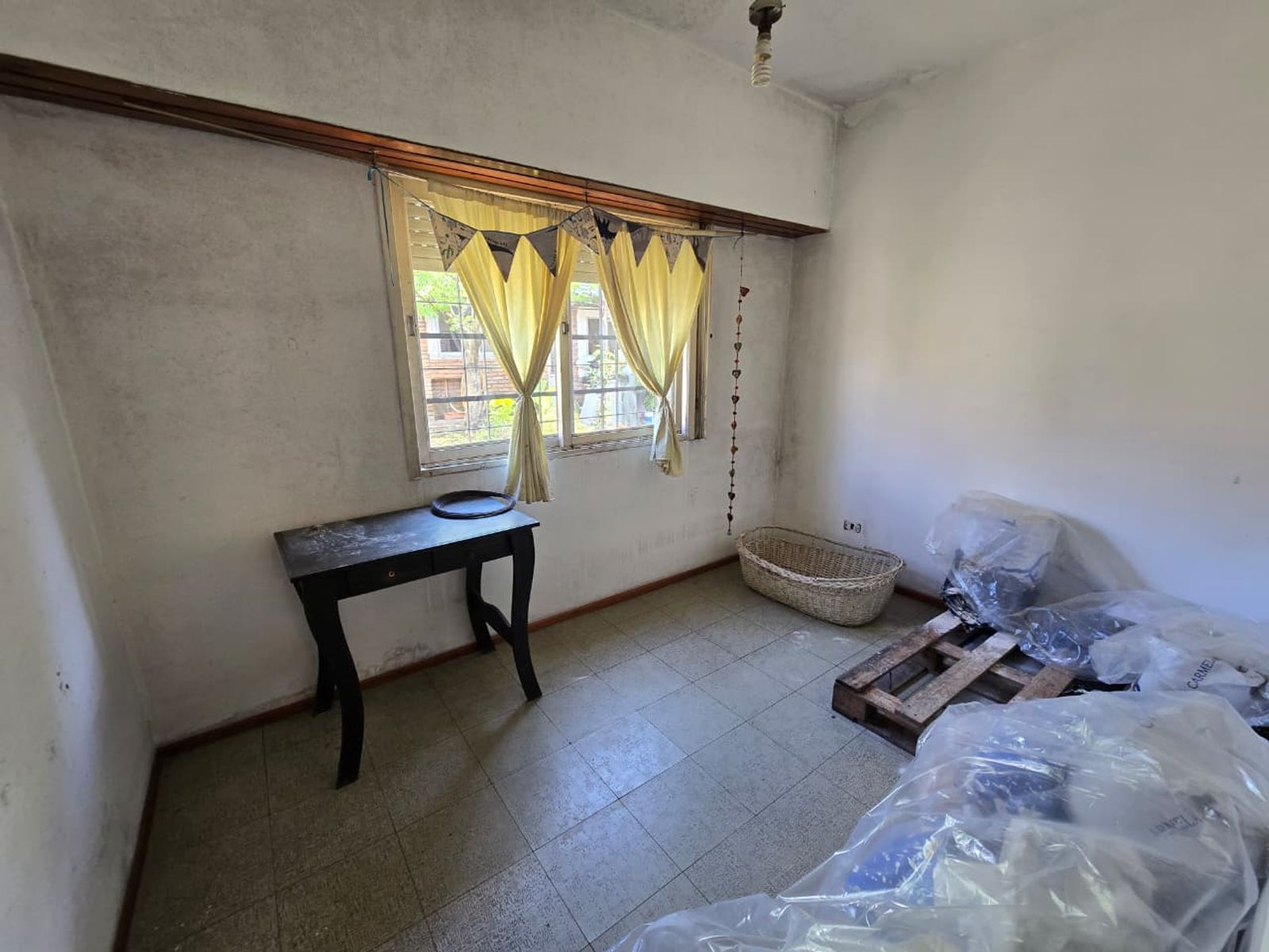 VENTA DE CASA 3 AMBIENTES EN LUIS GUILLÓN - CON COCHERA - A REFACCIONAR