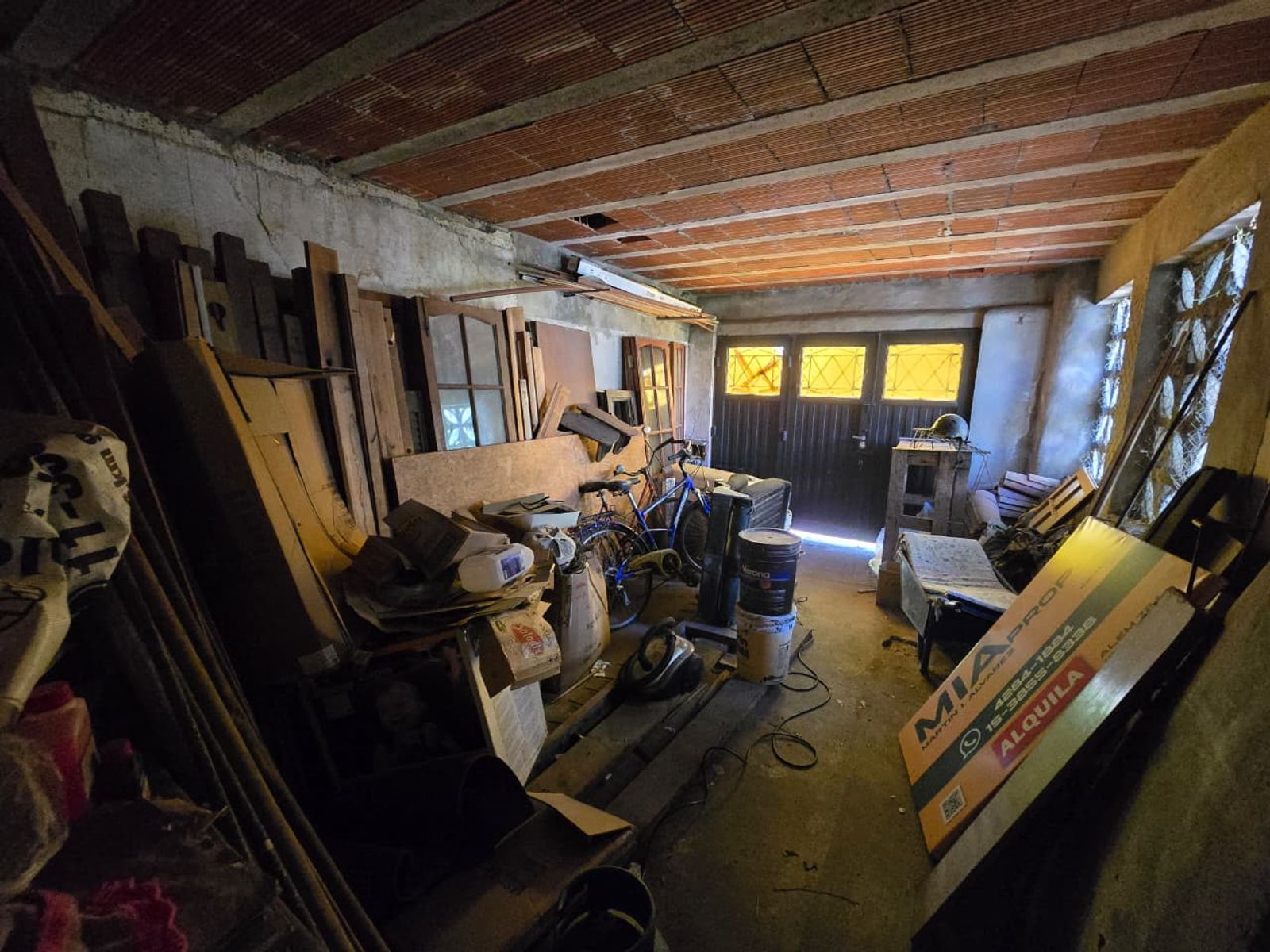 VENTA DE CASA 3 AMBIENTES EN LUIS GUILLÓN - CON COCHERA - A REFACCIONAR