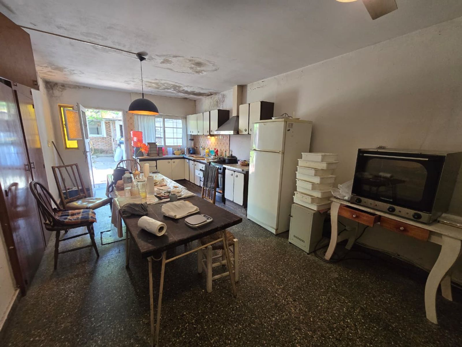 VENTA DE CASA 3 AMBIENTES EN LUIS GUILLÓN - CON COCHERA - A REFACCIONAR
