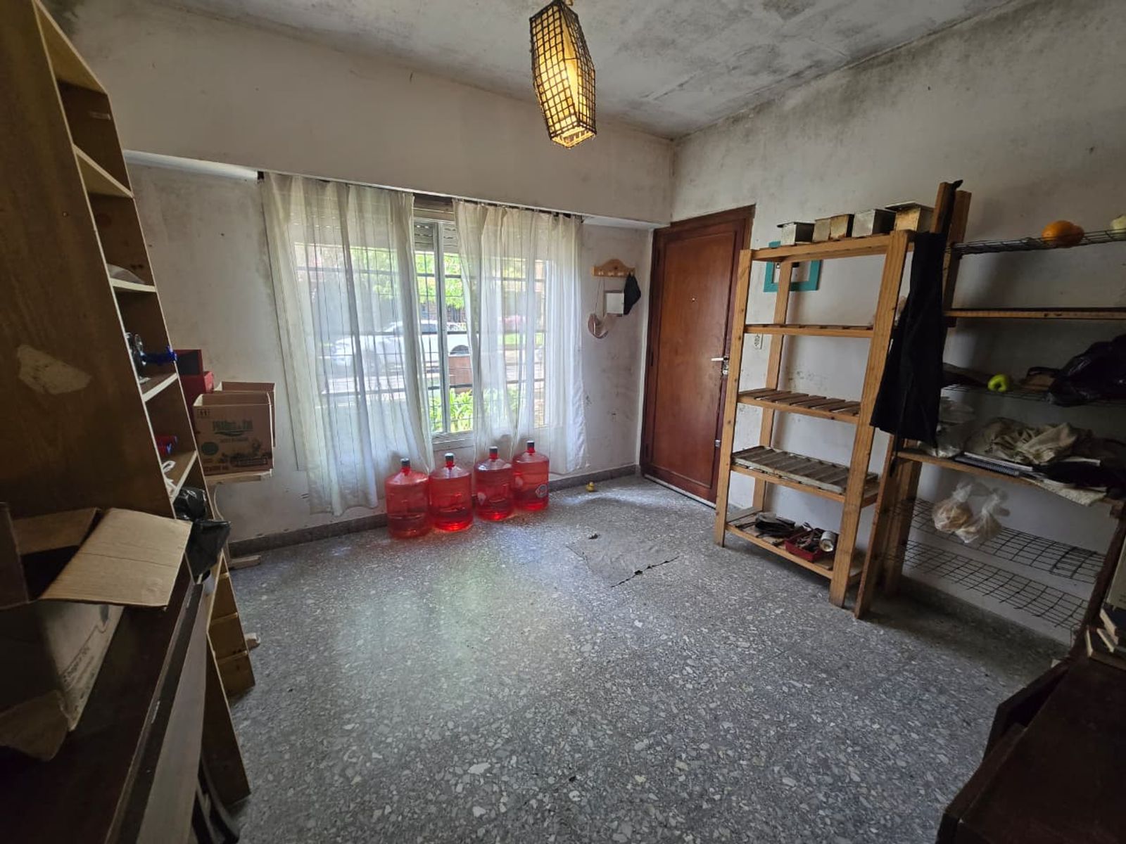 VENTA DE CASA 3 AMBIENTES EN LUIS GUILLÓN - CON COCHERA - A REFACCIONAR
