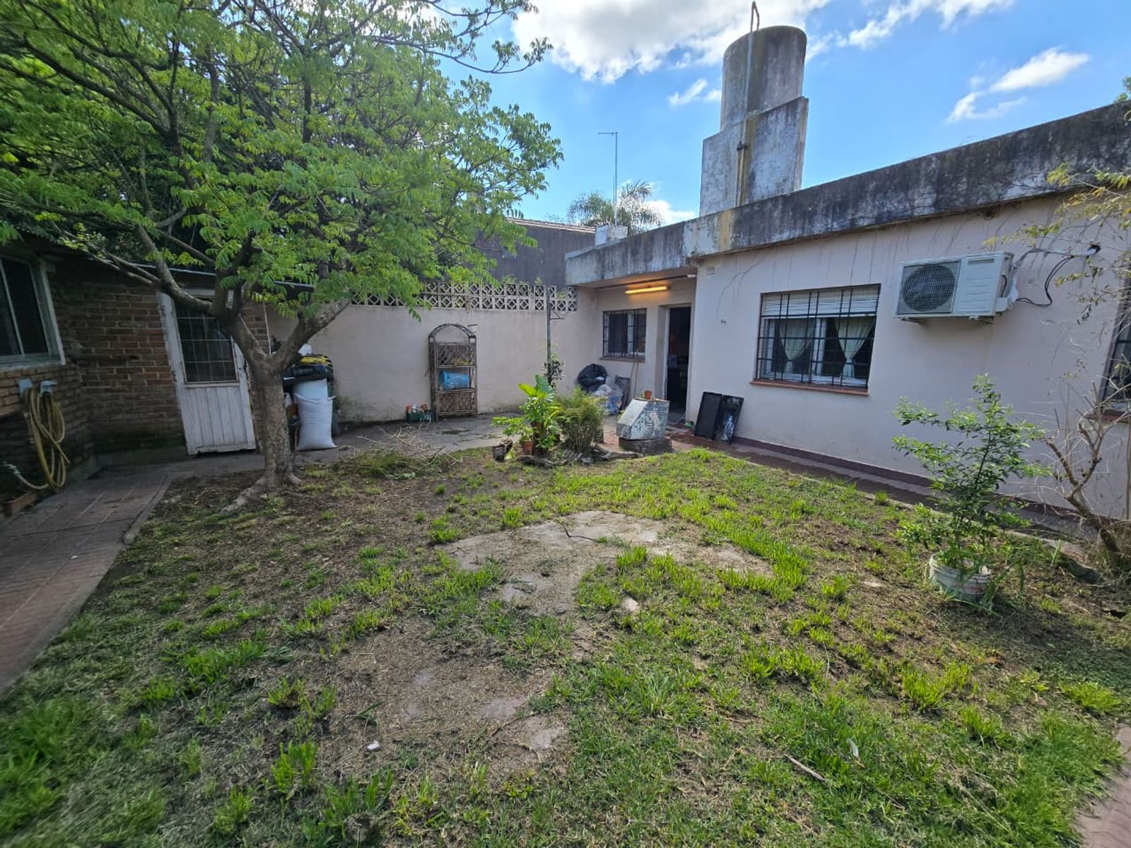 VENTA DE CASA 3 AMBIENTES EN LUIS GUILLÓN - CON COCHERA - A REFACCIONAR