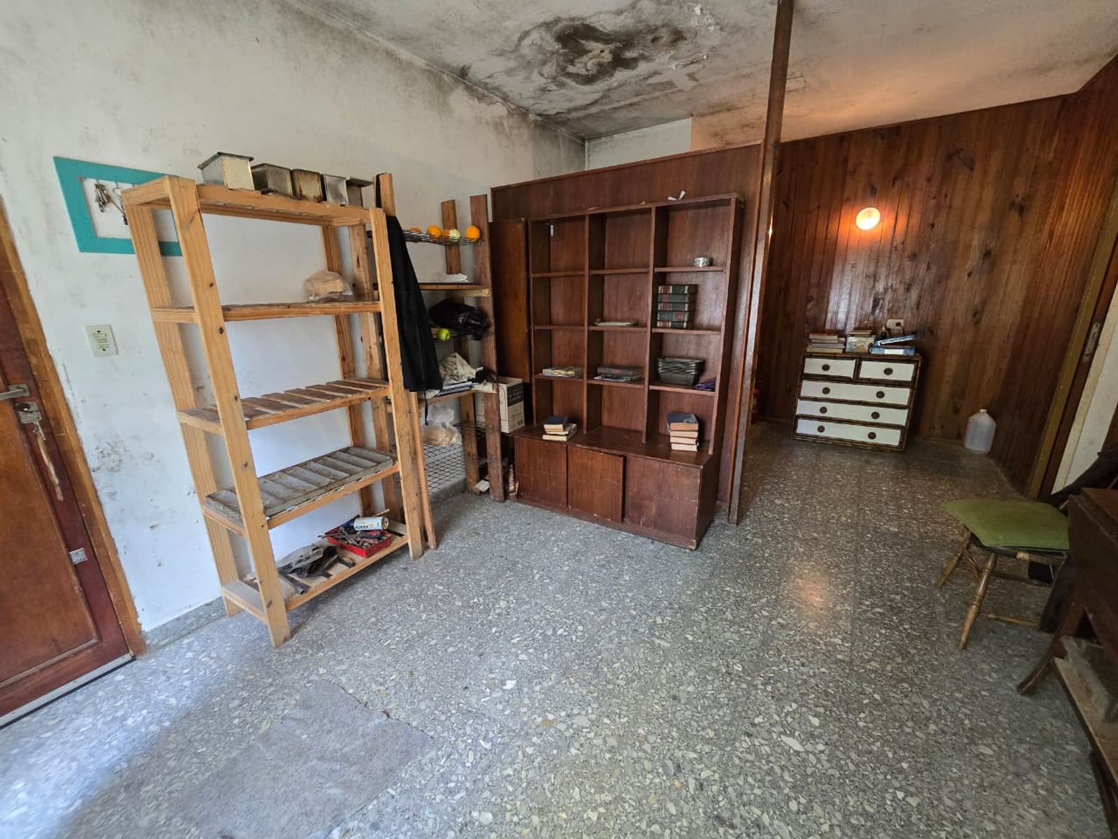 VENTA DE CASA 3 AMBIENTES EN LUIS GUILLÓN - CON COCHERA - A REFACCIONAR