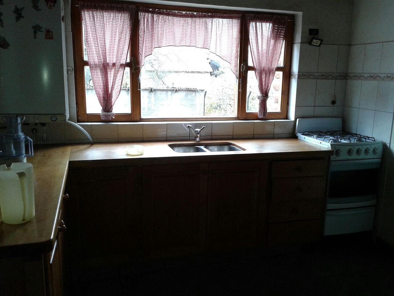 Departamento céntrico de 115 M2. Sobre calle Perito Moreno.
3 Dormitorios, uno en suite.
3 Baños. Lavadero
Amplia cocina. Muy luminoso
Con Cochera.