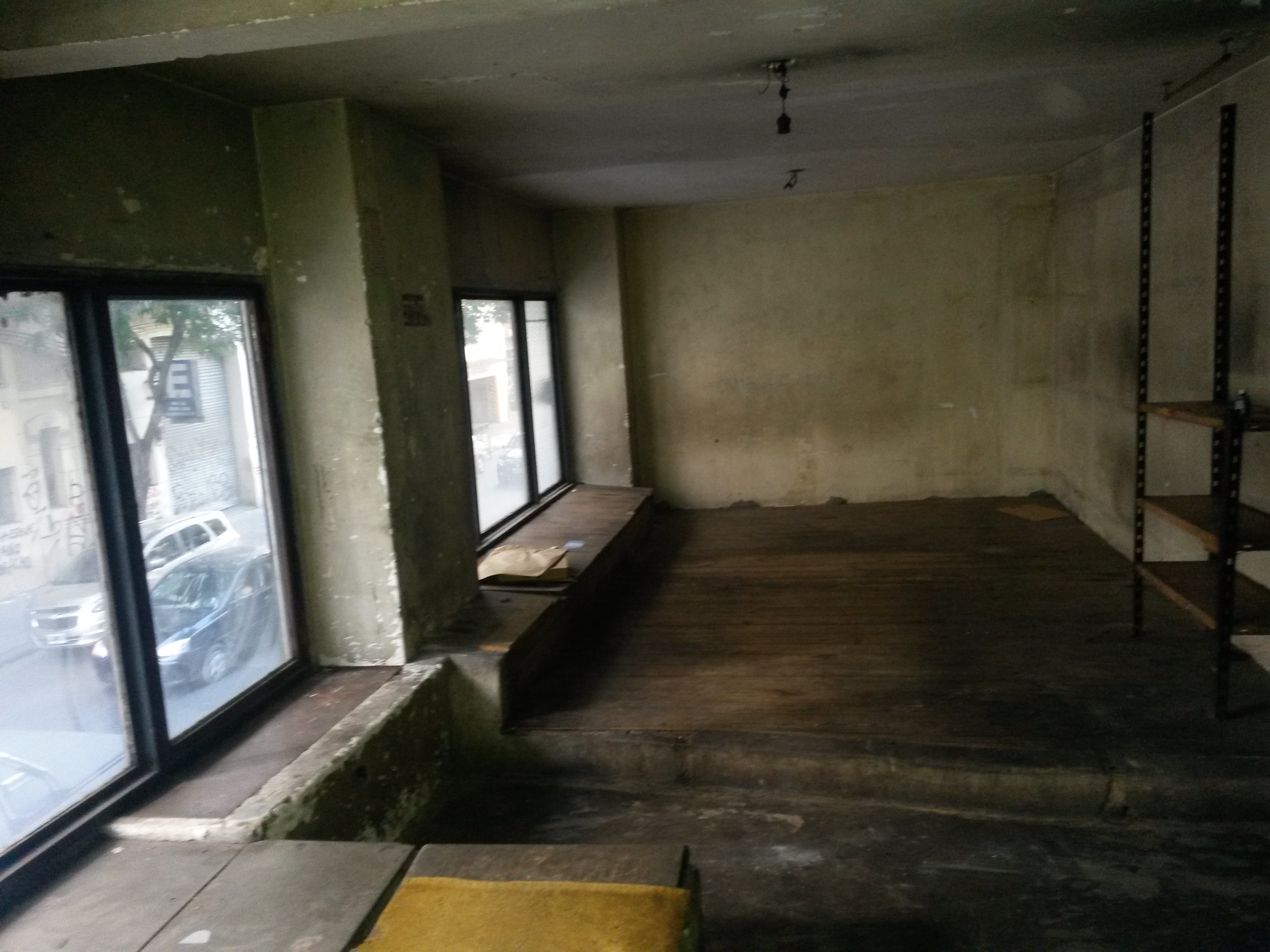 Oportunidad local a la calle a metros de Av. Rivadavia
con alto transito peatonal 