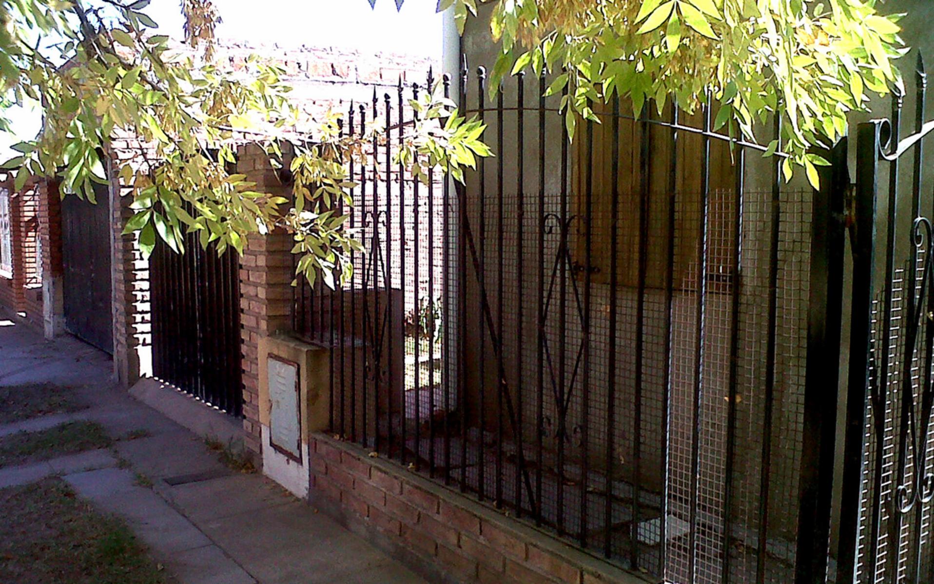 EXCELENTE CASA SOBRE CALLE J BONNET A MTS. DE AVDA. PILCOMAYO