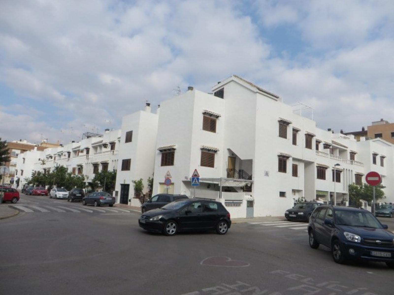 EXCELENTE VIVIENDA ADOSADA EN CATARROJA