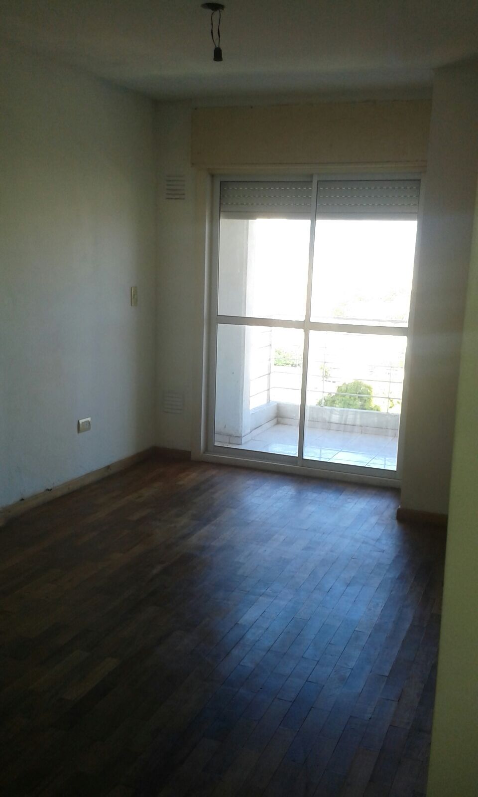 VENDO MUY BUENO PISO UNICO PARAGUAY 2400