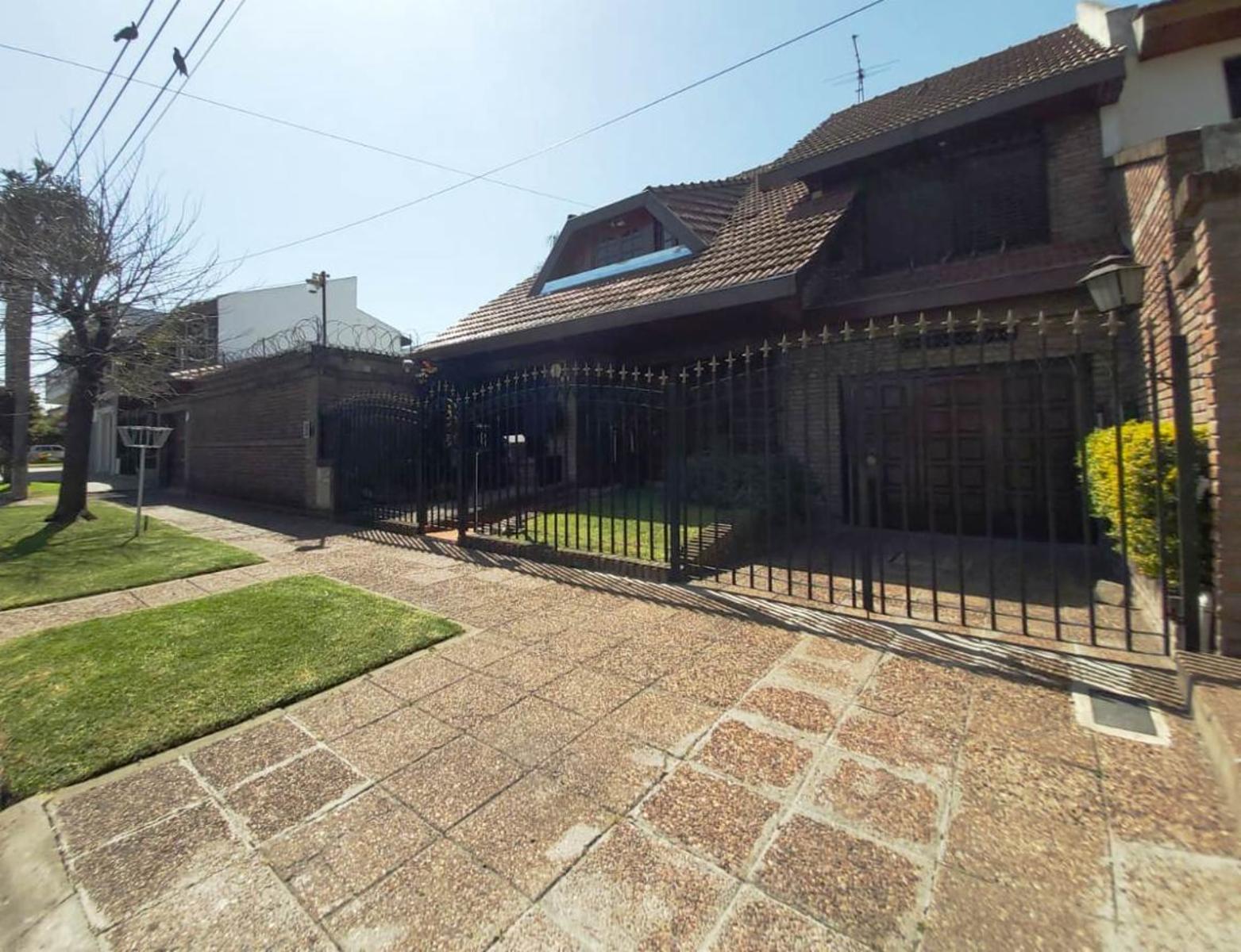 IMPORTANTE CHALET SOBRE 2 LOTES EN EL PALOMAR DE 4/5 AMBIENTES.