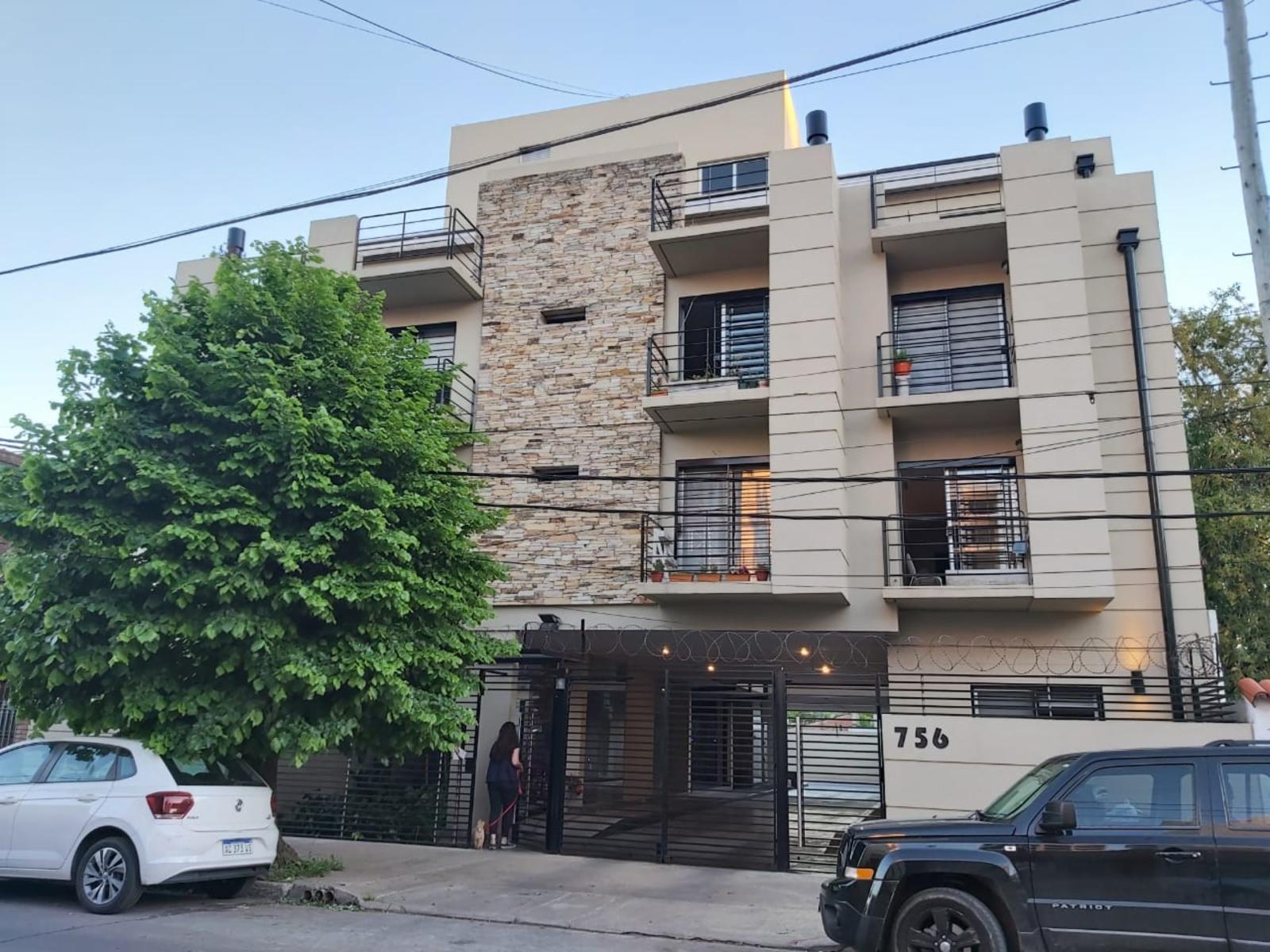 IMPECABLE DEPARTAMENTO EN PLANTA BAJA CON PATIO Y COCHERA EN HAEDO SUR A 1 CUADRA DE RIVADAVIA Y 3 DE LA ESTACION
