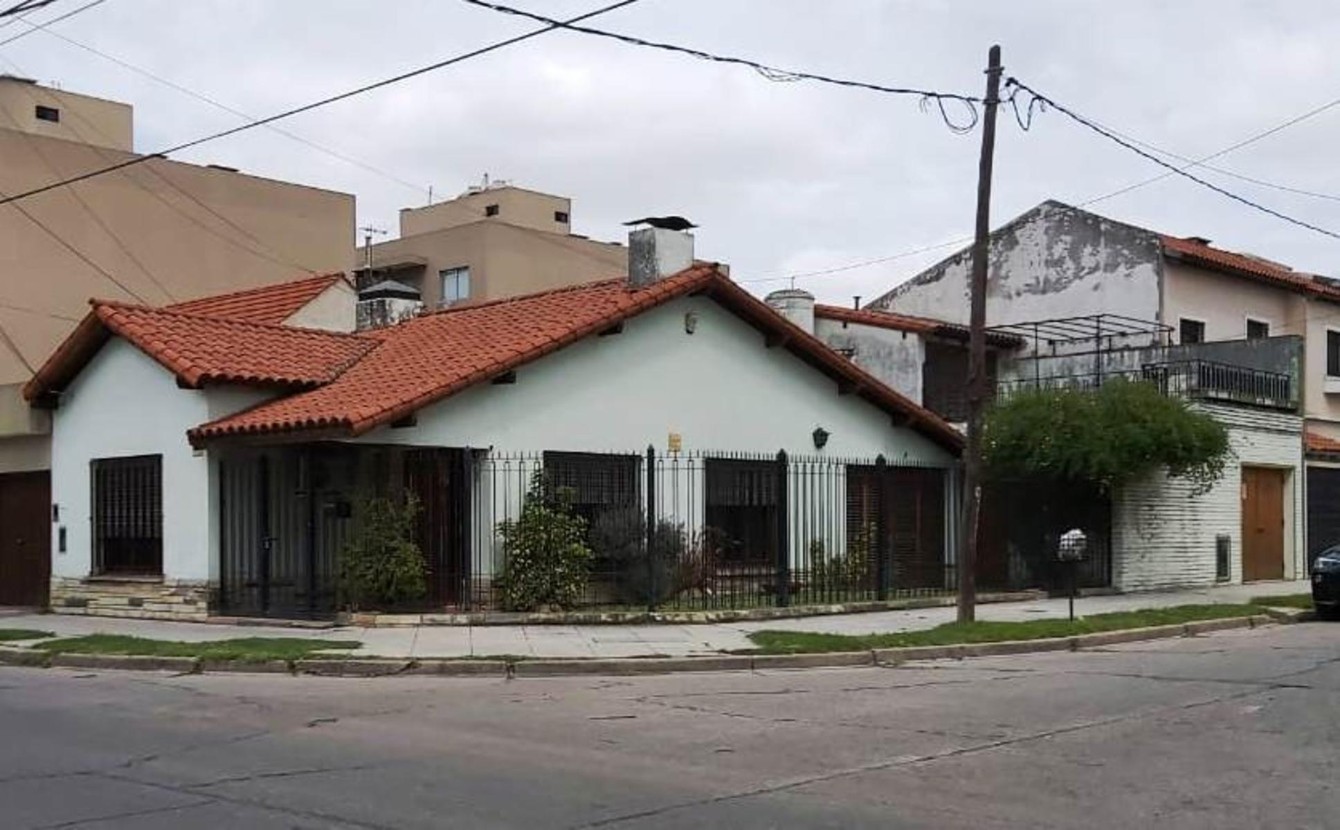 CHALET EN VILLA SARMIENTO DE 3 AMBIENTES.