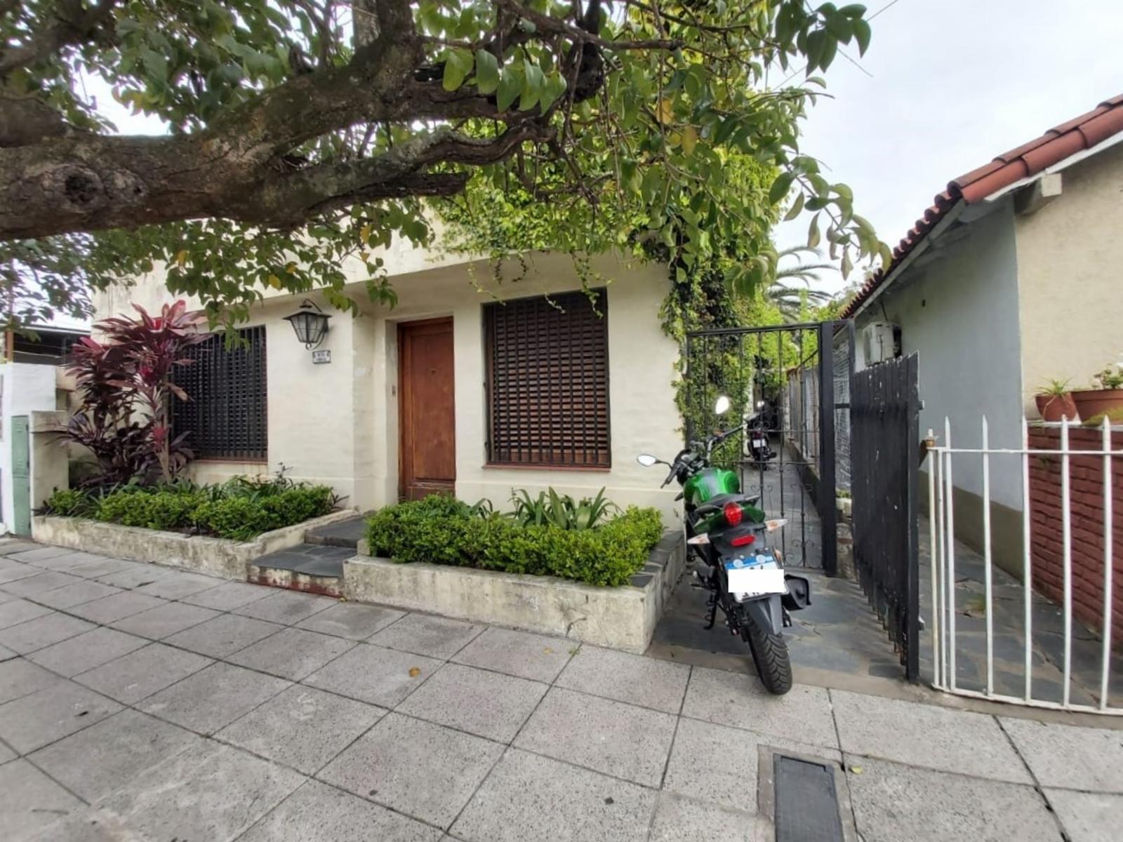 P.H. EN PLANTA BAJA AL CONTRAFRENTE EN VILLA SARMIENTO DE 3 AMBIENTES.