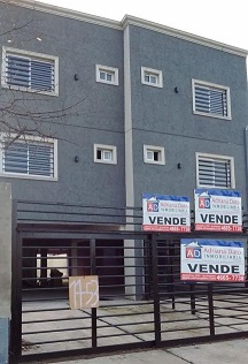DEPARTAMENTO DOS DORMITORIOS A ESTRENAR.PRIMER PISO.FONDO COMÚN CON PARRILLA.SE VENDE ALQUILADO. IMPORTANTE RENTA MENSUAL
