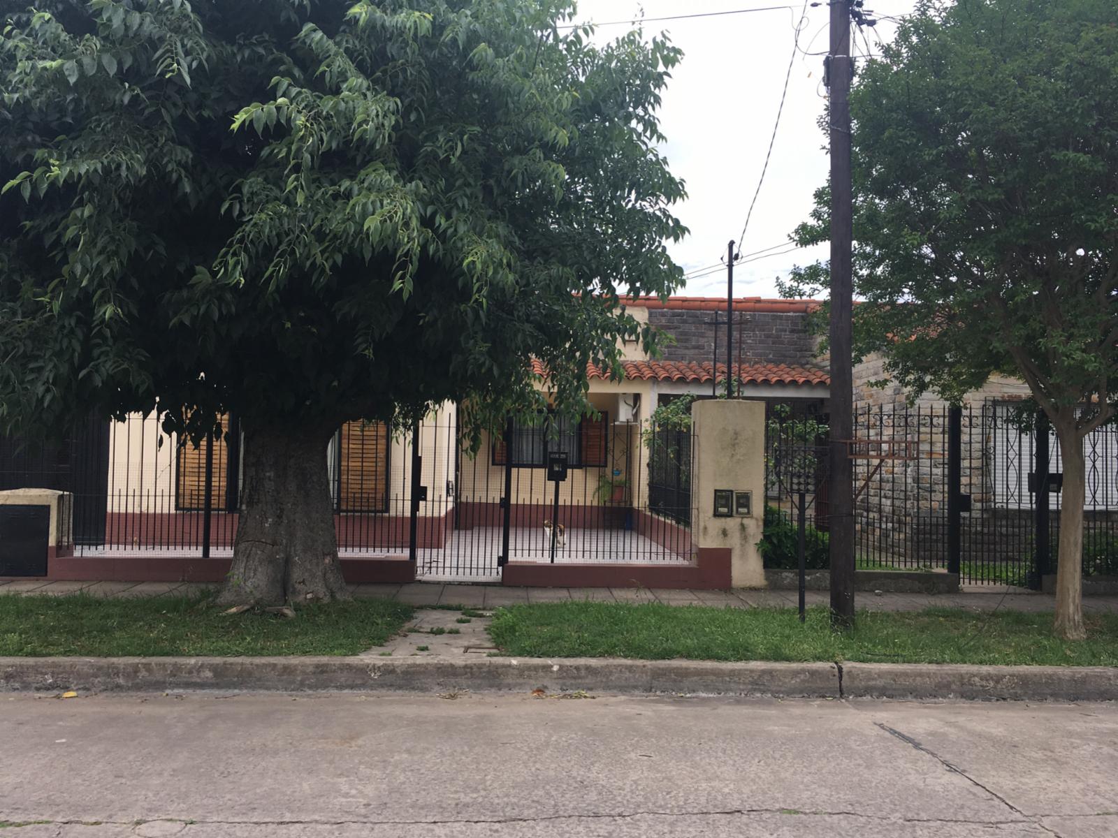 CONFORTABLE CASA EN BARRIO TEXTIL VILLA TESEI HURLINGHAM  GLUCK AL 3400