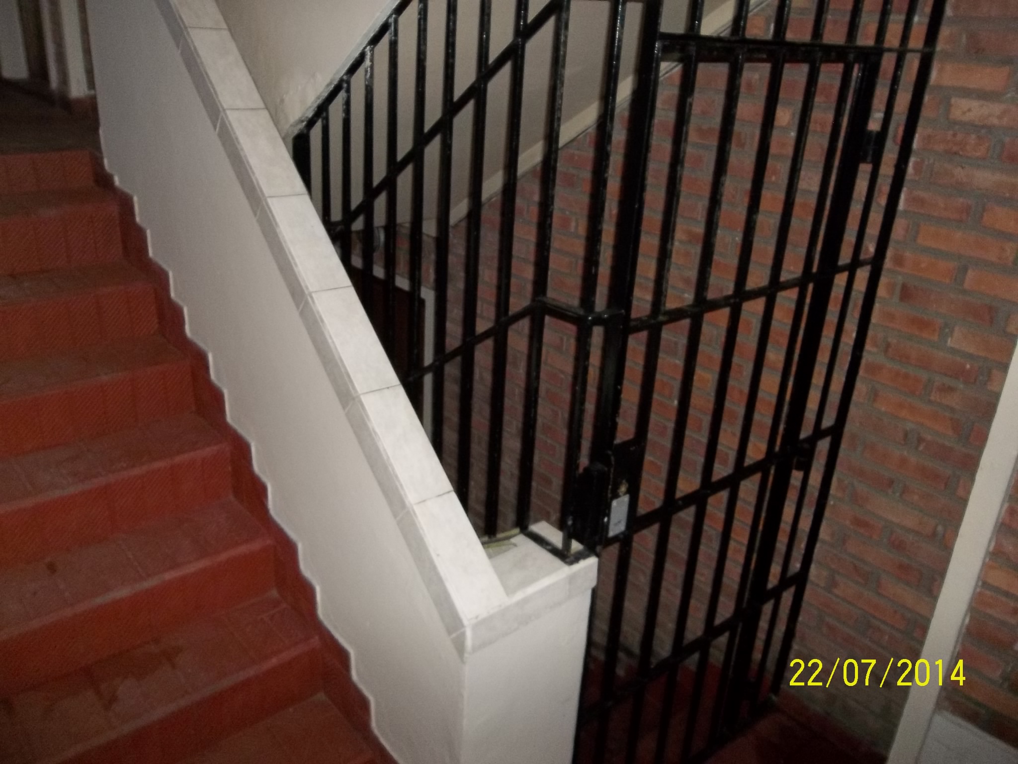 Excelente oportunidad  gran depto 2 ambientes en 1º piso, edif chico, agua de red, gas reg echa, lavad cub, muebles CONSULTE!