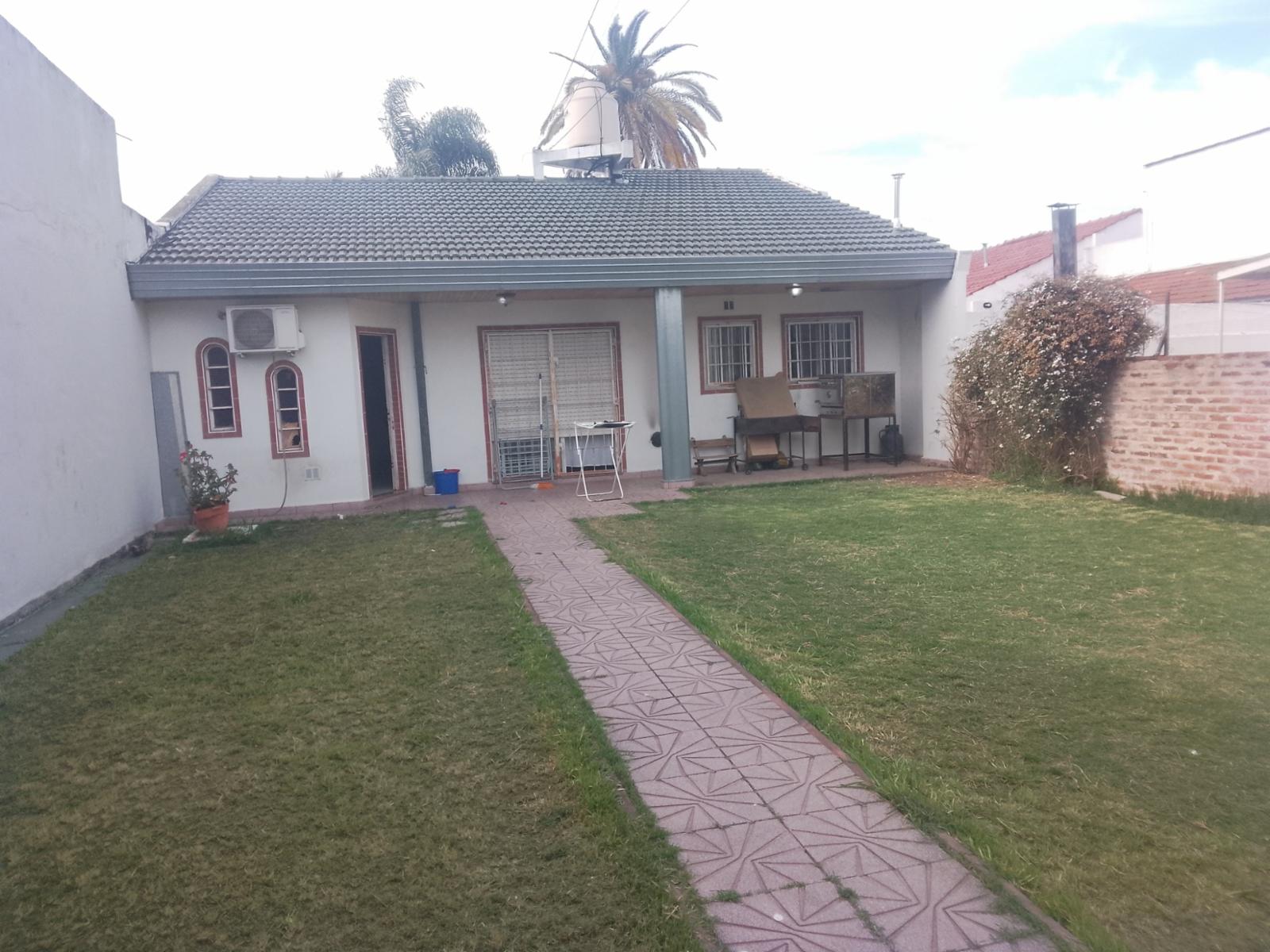 EXCELENTE CASA DE 3 AMBIENTES CON GARAGE EN EL PALOMAR
