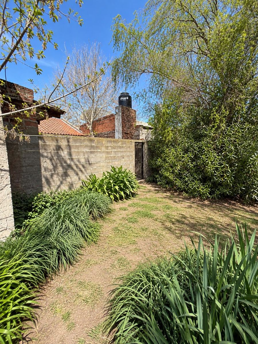 VENDO CASA EN QUEQUEN (CENTRO)