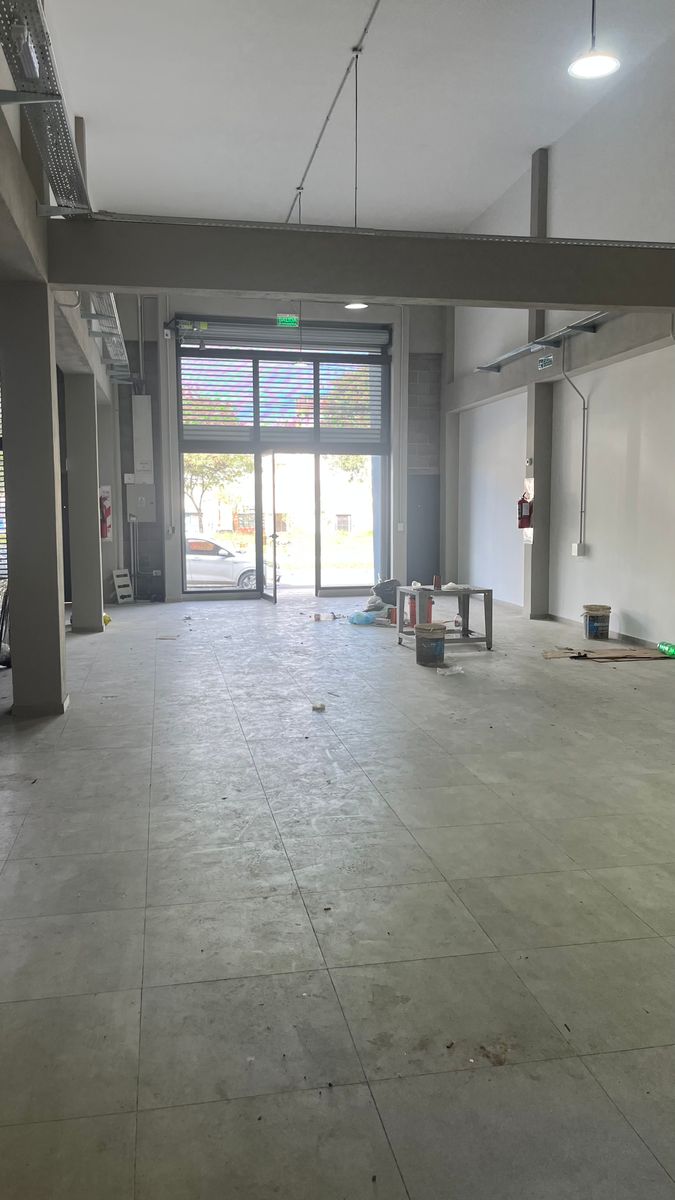 EN ALQUILER LOCAL COMERCIAL DE 115 m2 SOBRE AV. ROCA