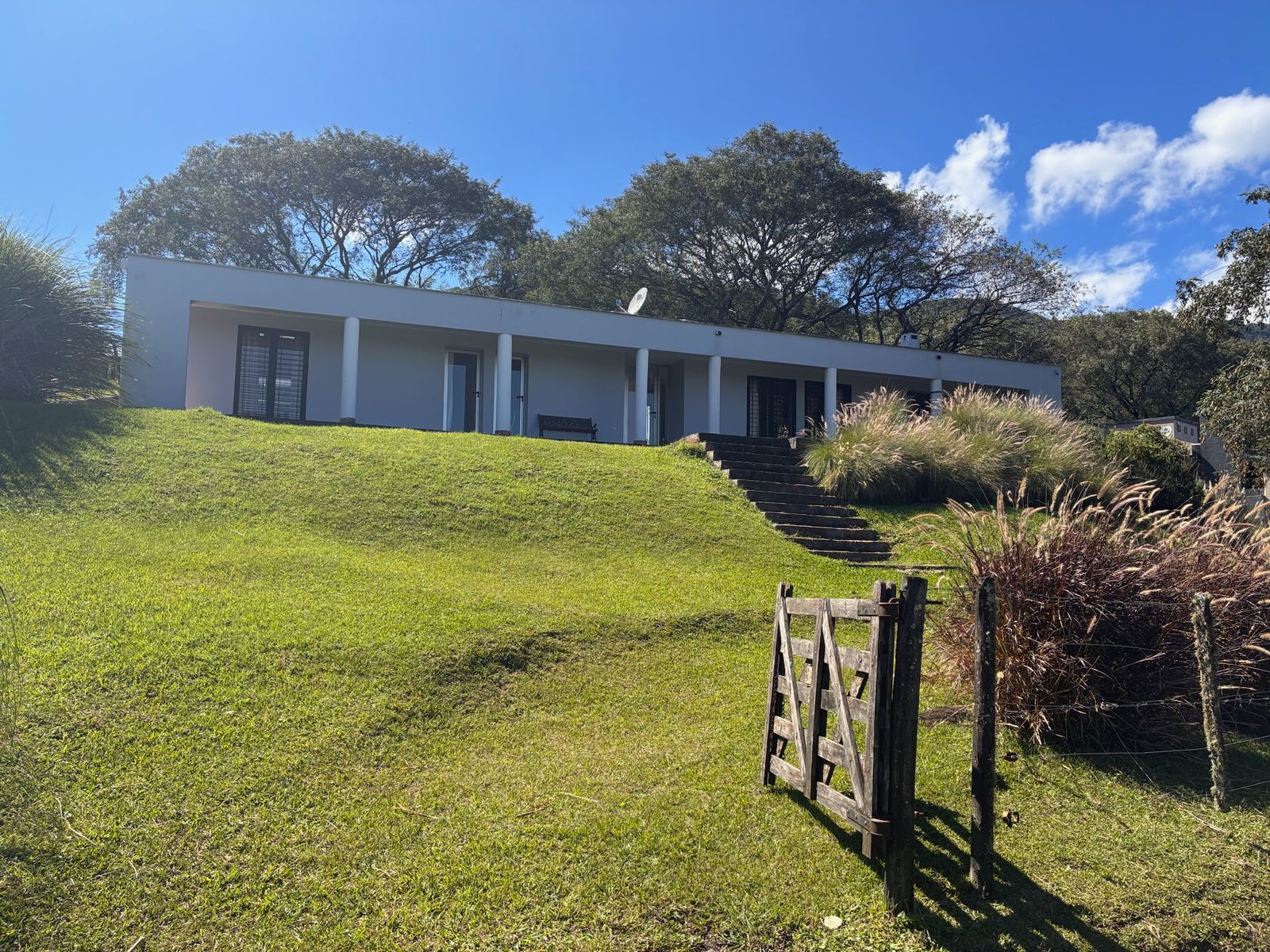 EN VENTA CASA 3 DORMITORIOS AMOBLADA EN LA SALA