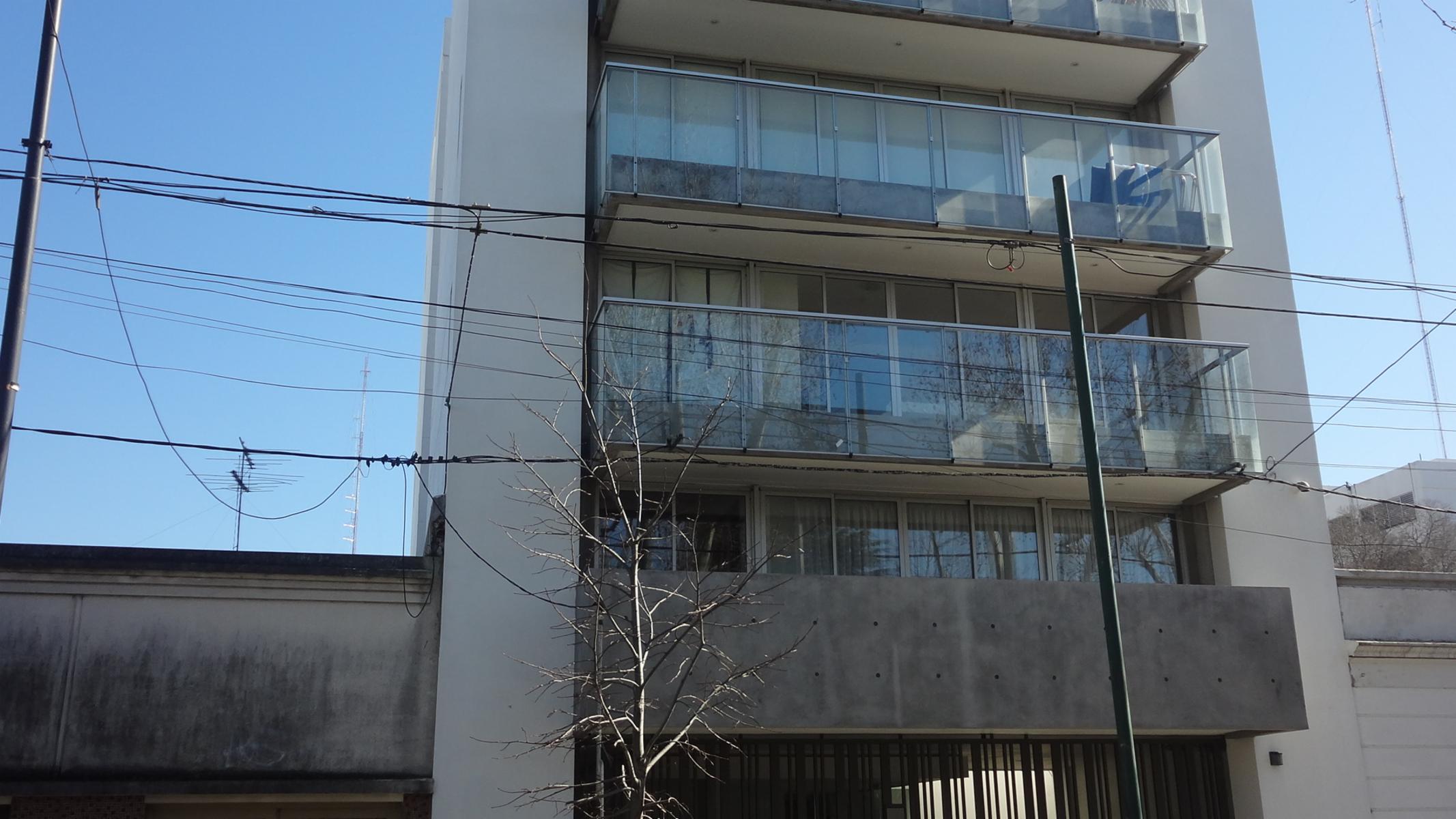 Departamento en Alquiler, moderno, con 2 dormitorios, amplio balcón y cochera.