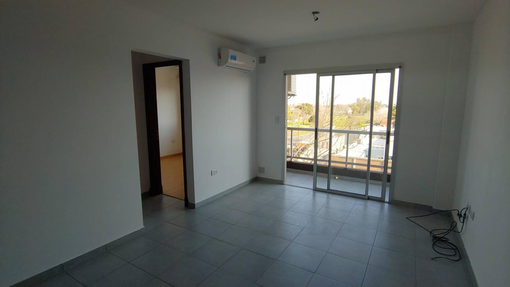 Departamento de 1 dormitorio con balcón en alquiler.