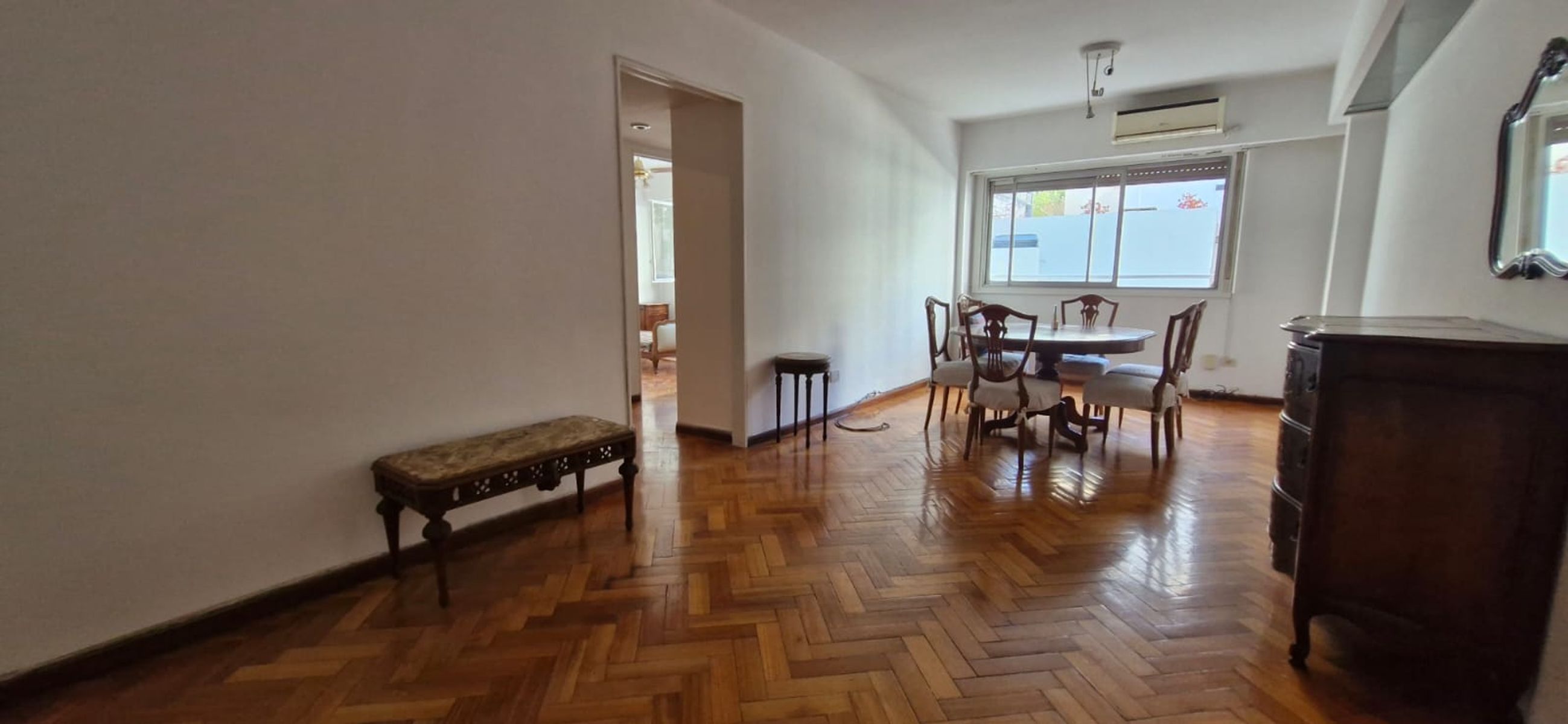 Tres ambientes a una cuadra de Cabildo. Se alquila con algunos muebles