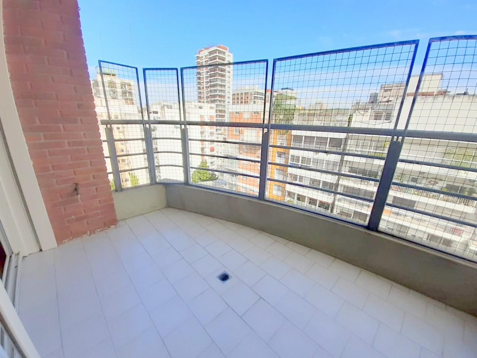 MUY LUMINOSO DEPARTAMENTO DE TRES AMBIENTES EN EXCELENTE ZONA Y ESTADO