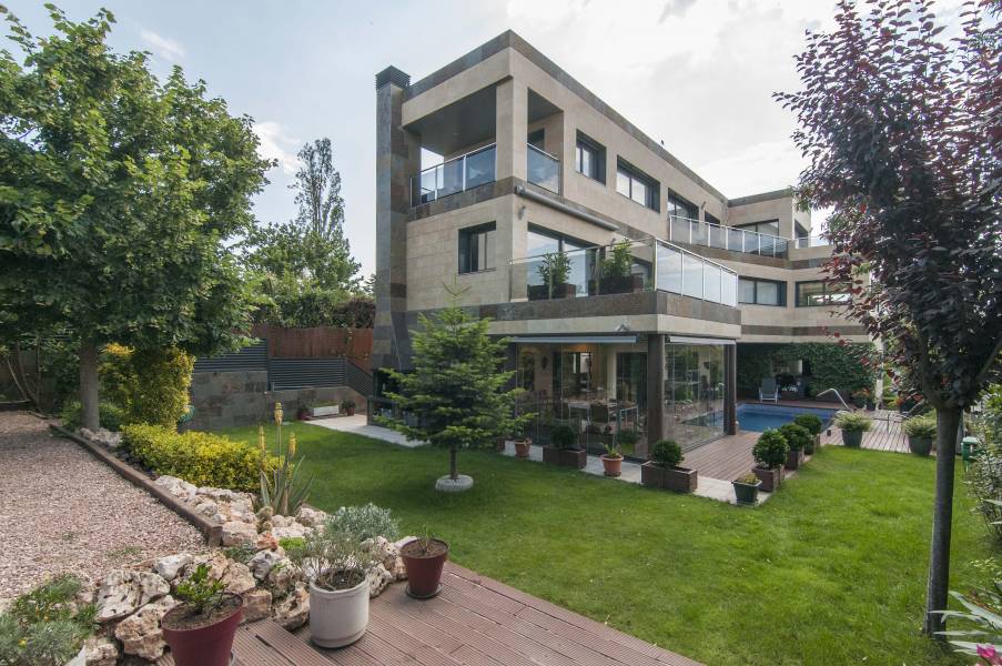 Casa inteligente y hermosa en Valloreix, Santa Cugat (749 m2 construidos según catastro). 