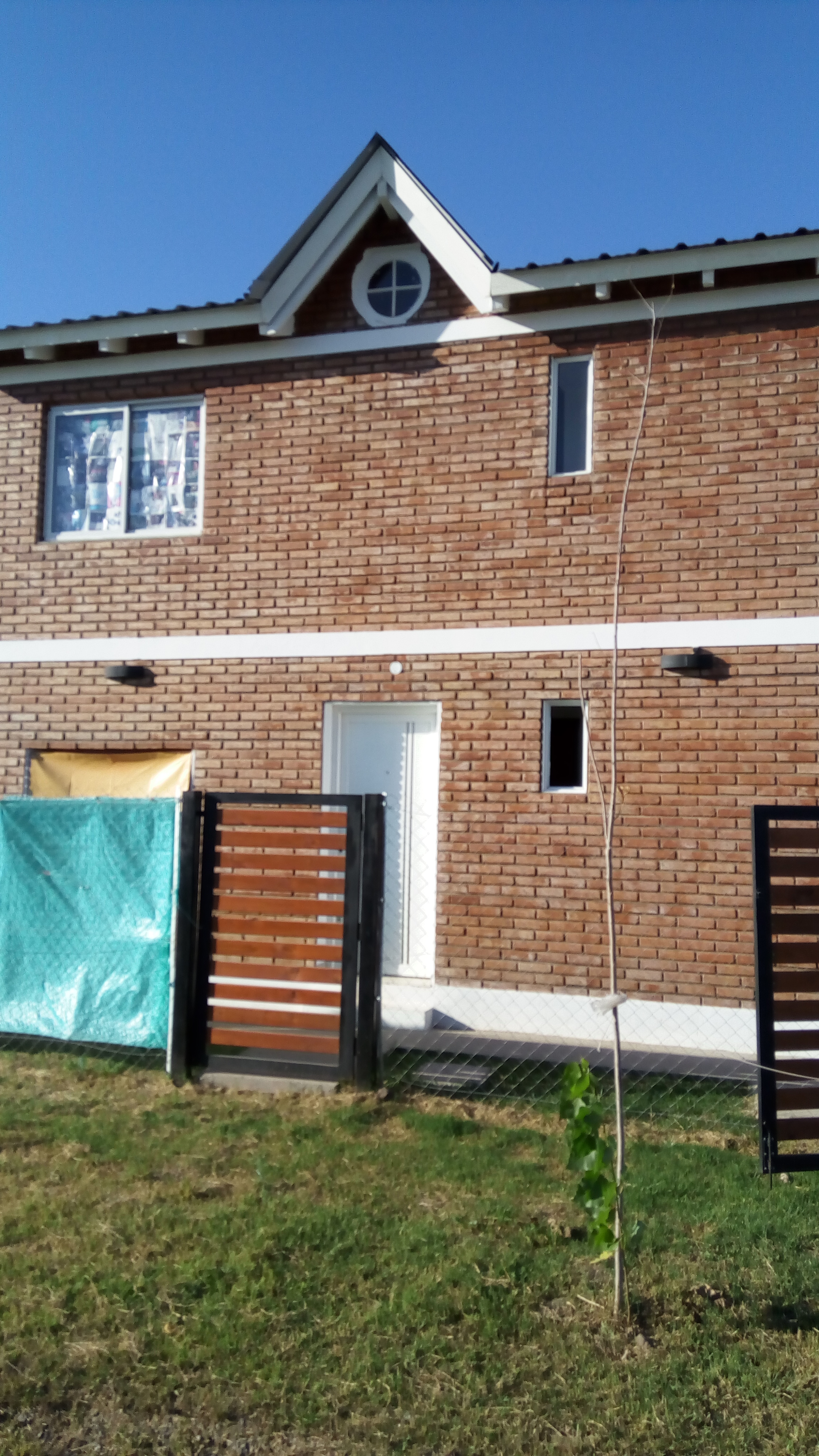 Excelente casa de 2 dorm. en 2 plantas en Tierra de Sueño 3, terreno en esquina sobre calle Ibarlucea (próxima a pavimentarse con salida directa a autopista
