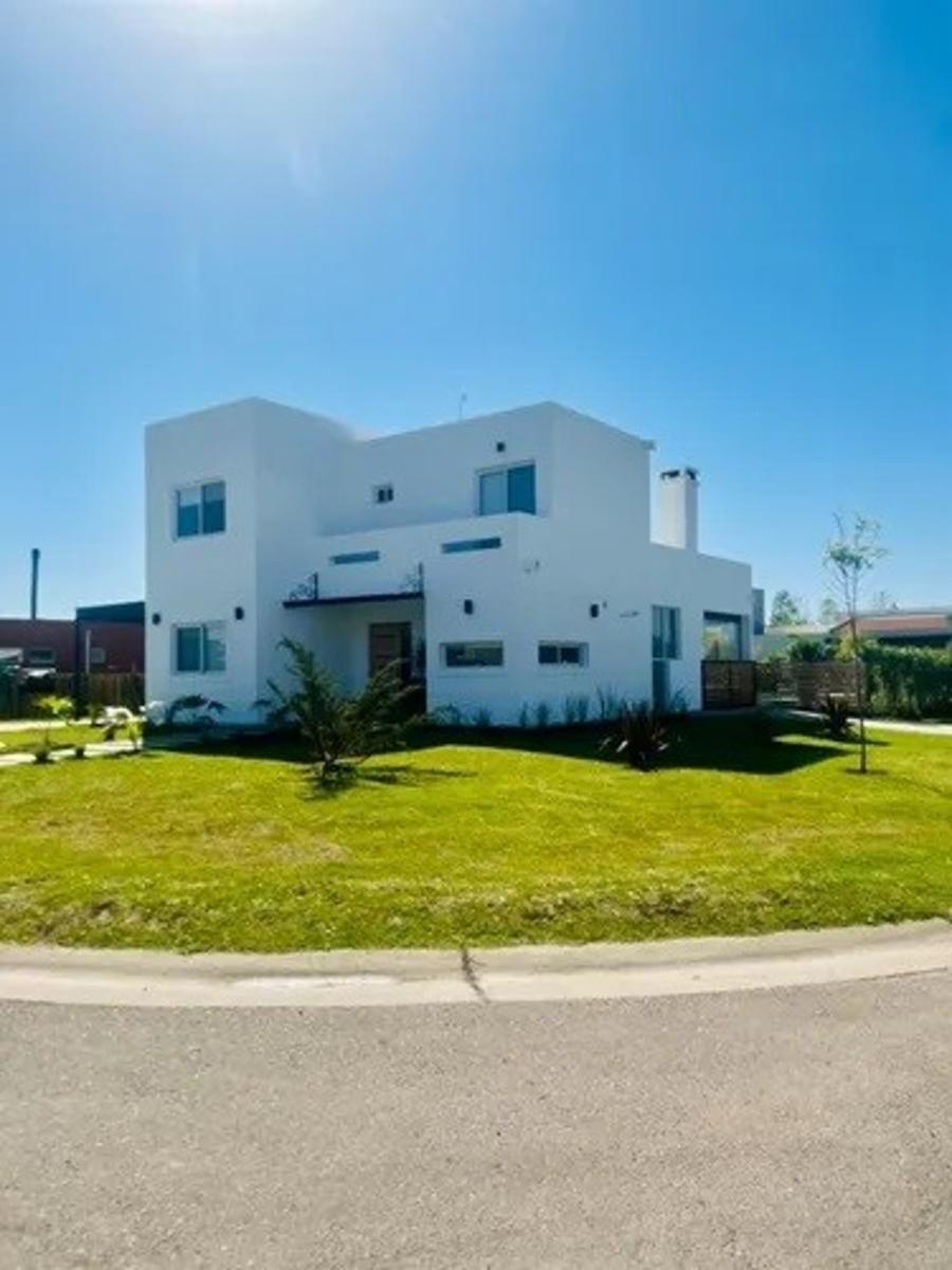 Se Vende Hermosa Casa en Barrio San Eduardo Pilar del Este Totalmente Equipada