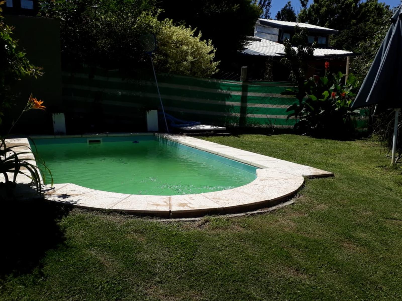 CHALET AMPLIO Y COMODO CON PATIO. COCHERA. PILETA.