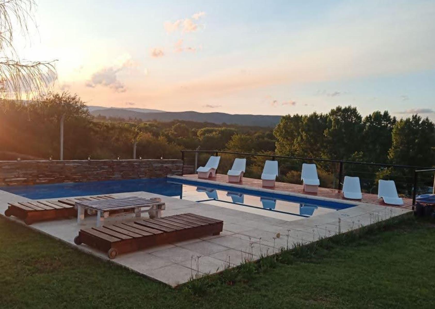 HERMOSO CHALET EN BARRIO CERRADO LOMAS DEL REY. 3 DORMITORIOS + 2 DEPTOS - PARQUE -PSICINA