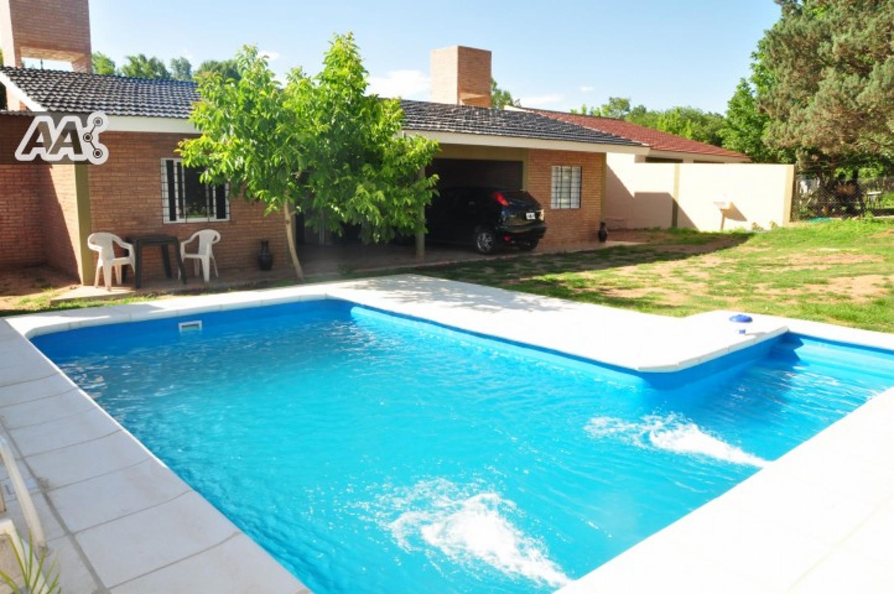 OPORTUNIDAD VENTA DE 3 CASAS MÁS UN DEPARTAMENTO CON PATIO - PILETA - COCHERA. DOS VIVIENDAS EN VENTA