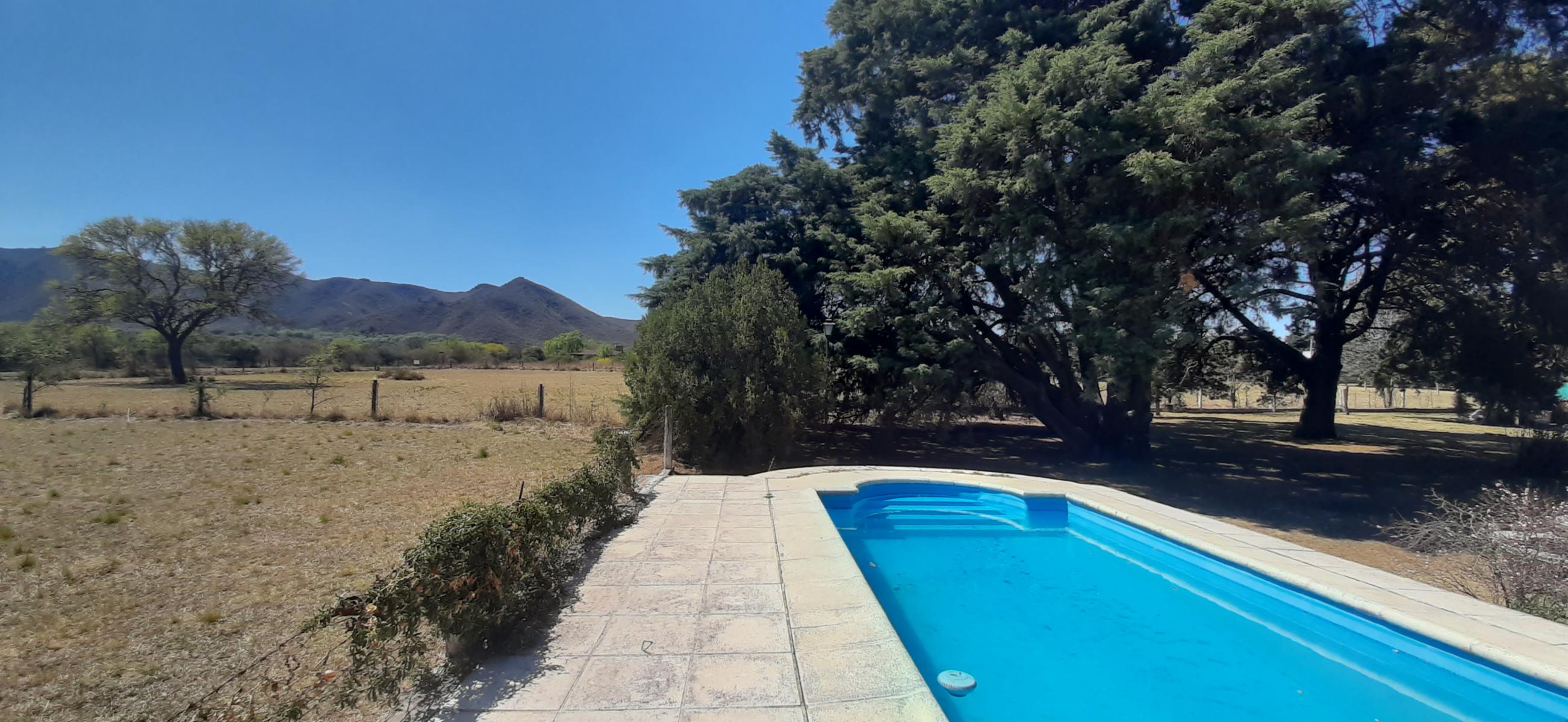 V83 - CASA 3 DORMITORIOS CON GRAN PARQUE Y PISCINA.