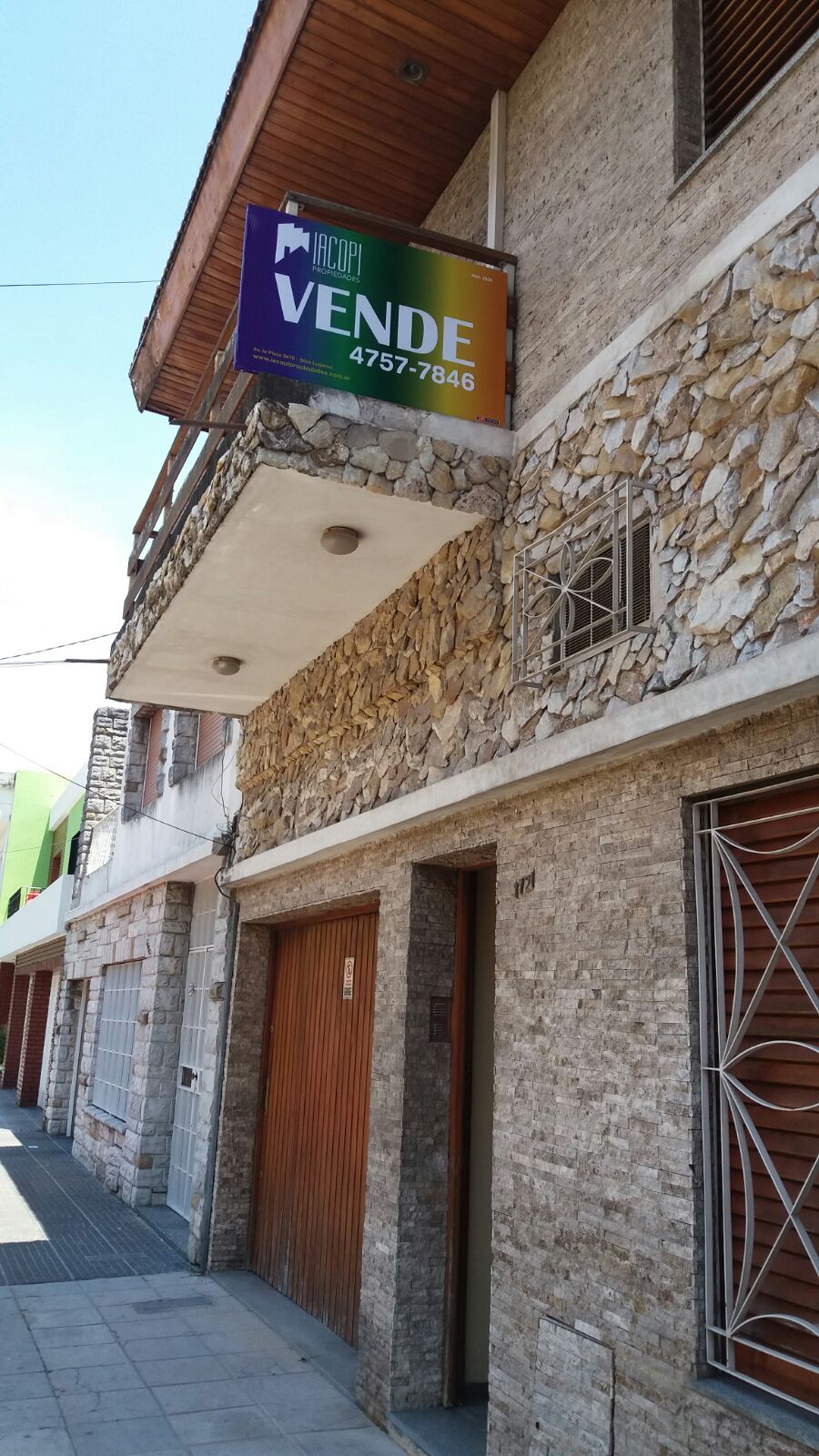 IMPORTANTE PROPIEDAD!! CASA CON BALCÓN AL FRENTE - EN 2 PLANTAS -