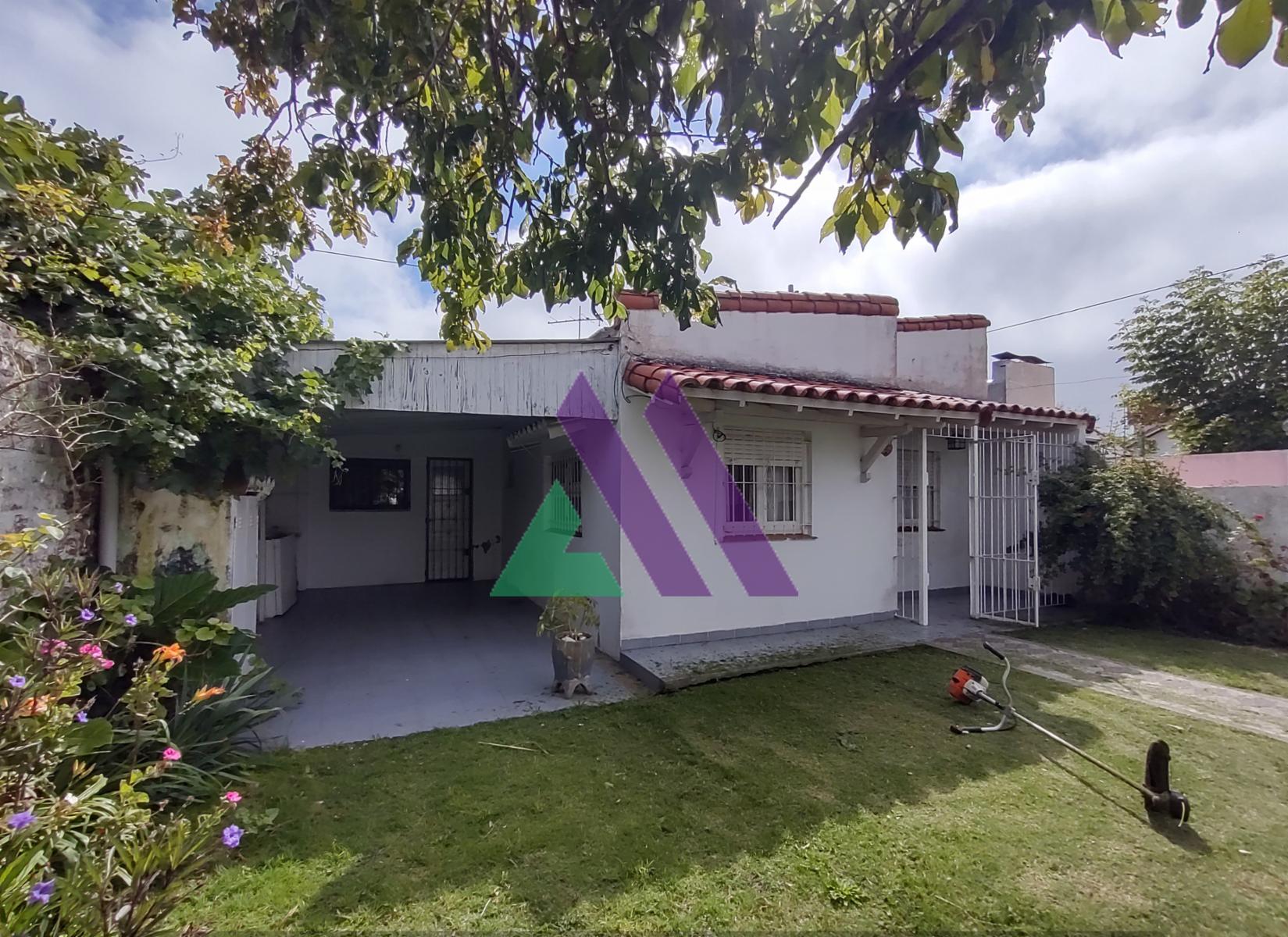 Casa 2 dormitorios con departamento y gran parque