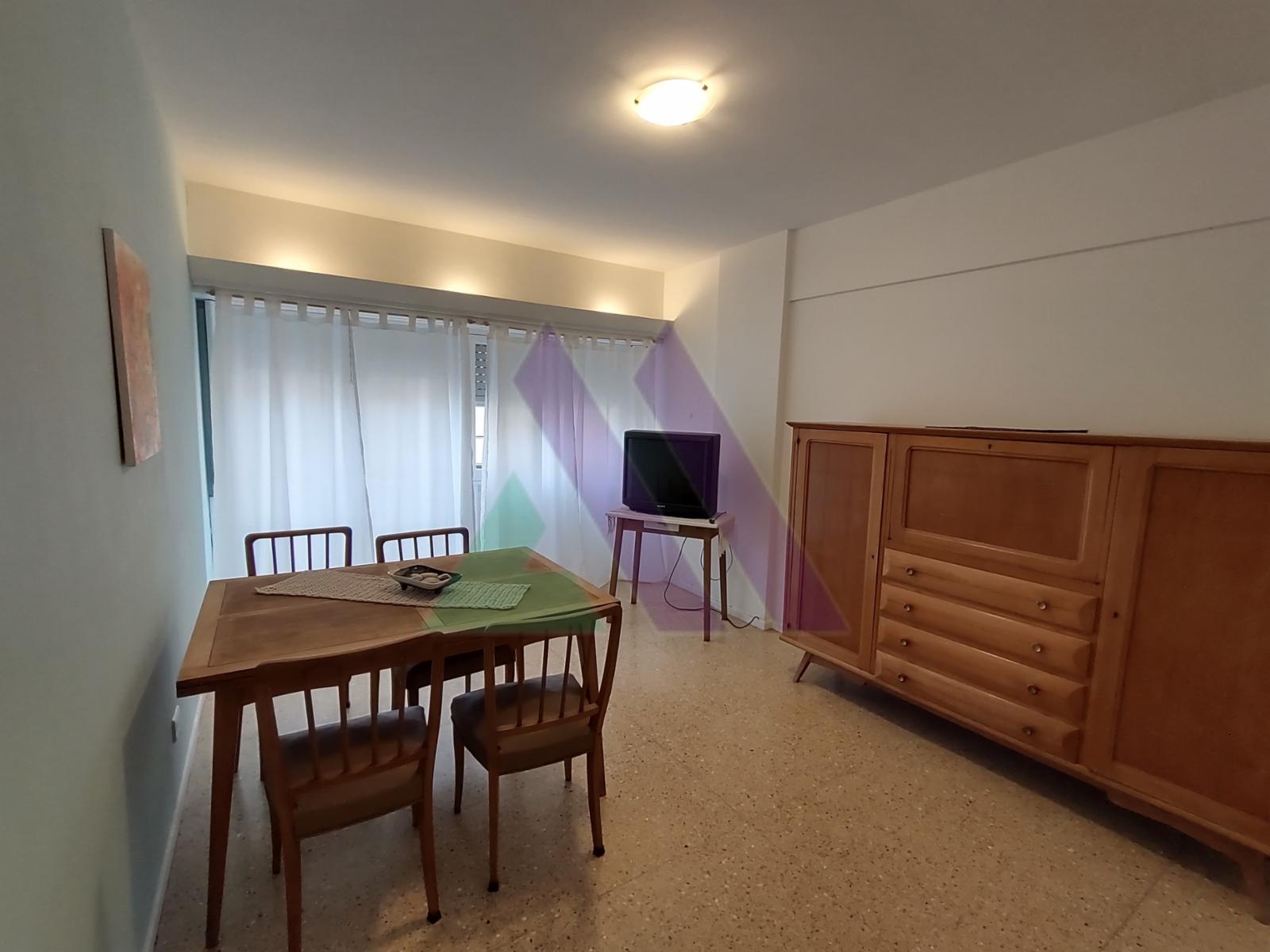 Departamento 3 ambientes con dependencia y cochera a una cuadra de la playa y de la peatonal.