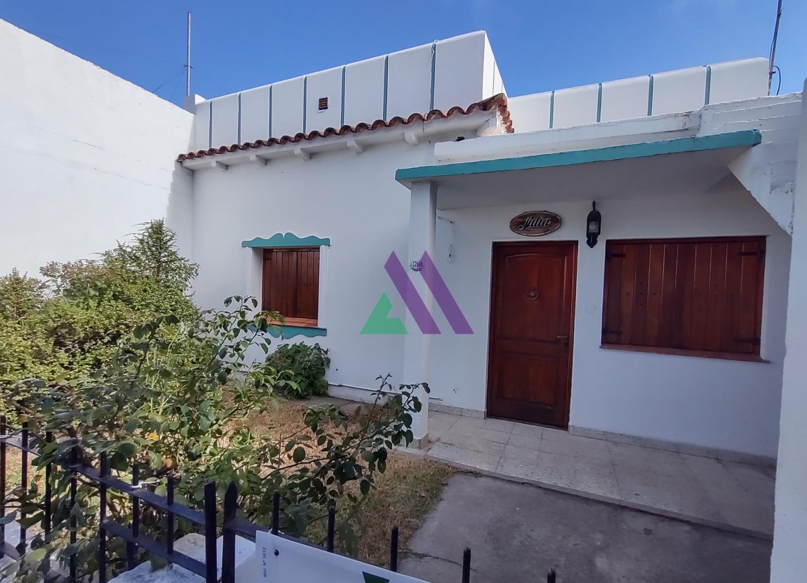 Casa 4 ambientes con patio y garaje