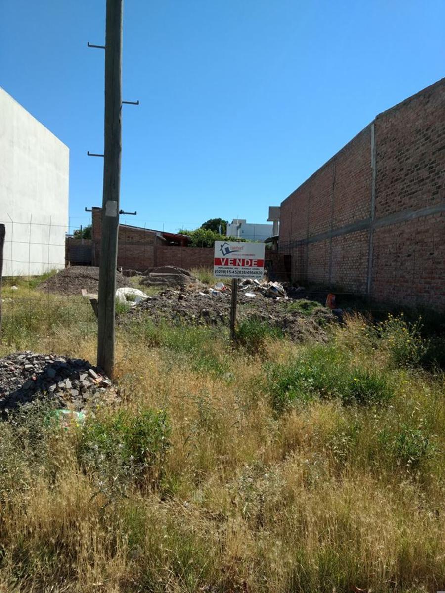 Vende terreno 12,50 x 25, todos los servicios (agua, cloacas, luz y gas) frente a la plaza del barrio Don Bosco y a 100 mts de la terminal de ómnibus de Choele Choel.