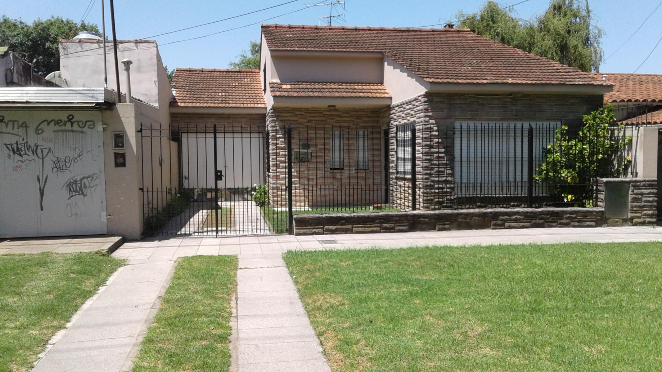 EXCELENTE CASA A 400 DE JUMBO