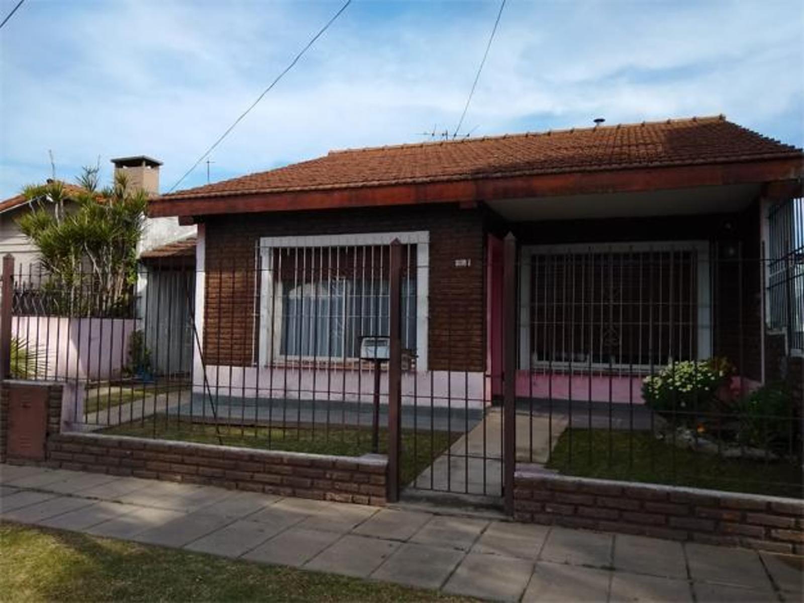 Castelar, Casa en muy buen estado de 3 Ambientes.