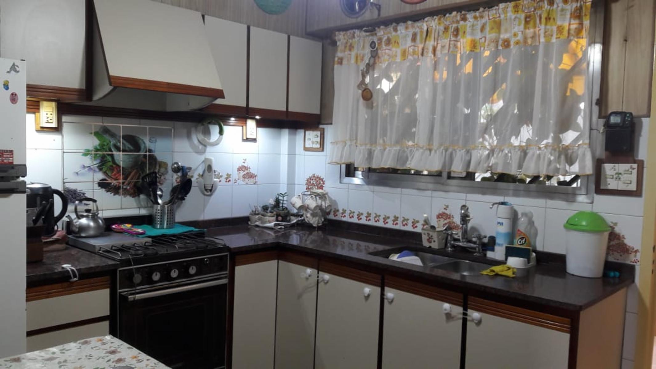 San Martín, EXCELENTE PH EN PISO1 DE 4 AMB. CON PATIO, TERRAZA CON QUINCHO Y LAVADERO ($$D 50.000 Y CUOTAS)