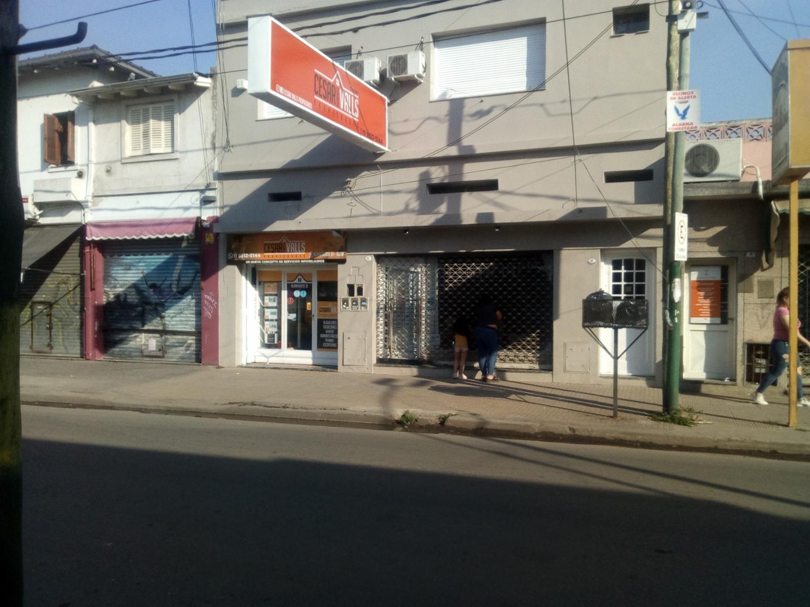 Local Comercial en VENTA en la mejor zona comercial de Glew, a escasos metros de la estación.-