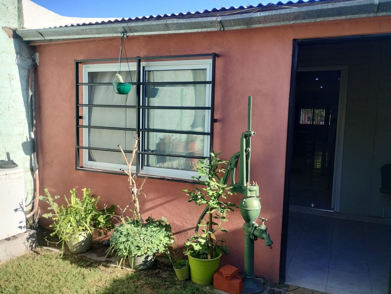 Casa en VENTA de 3 dormitorios, quincho, parque y garaje en Guernica este.