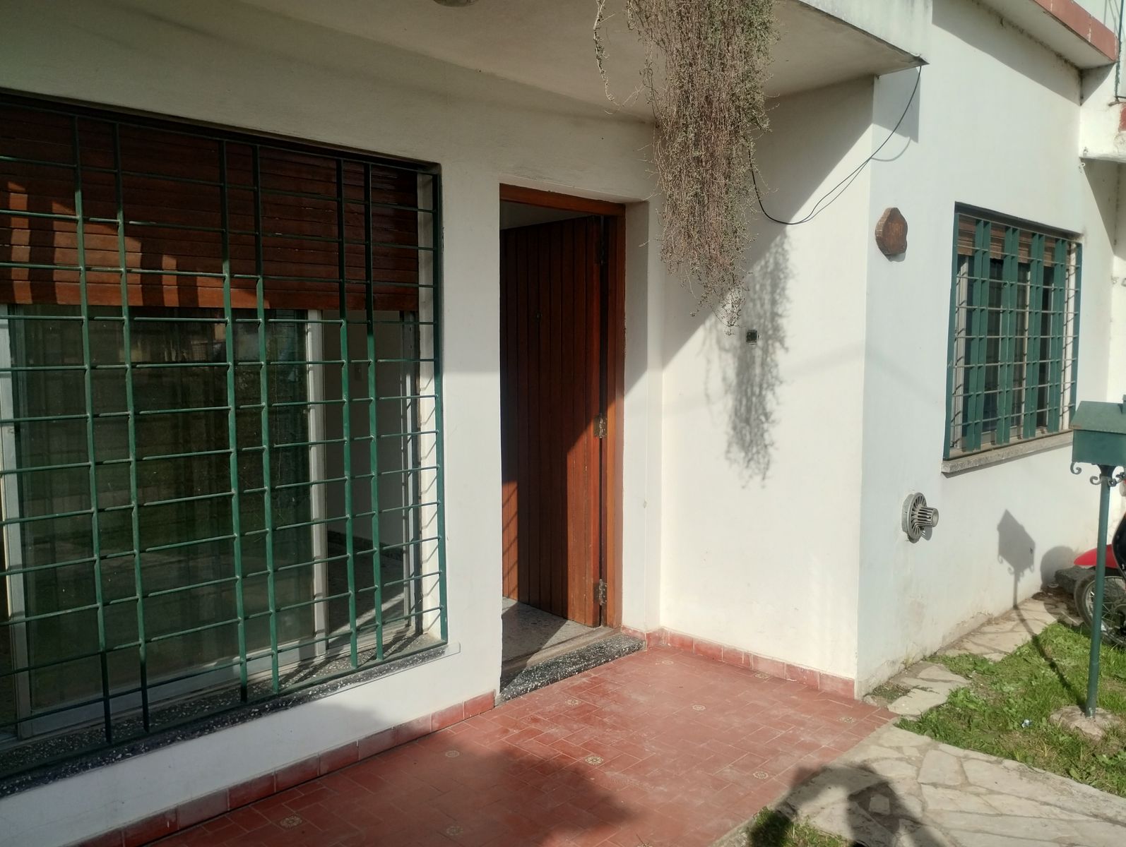 Casa en Alquiler con 2 dormitorios y patio interno a metros de la estación de Glew.
