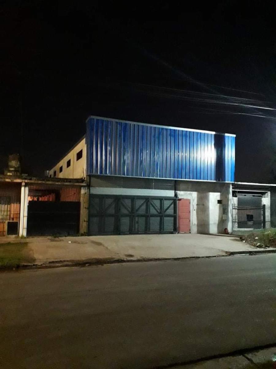 Excelente galpón para alquilar en Barrio Arco Iris, calle Alejandro Dumas 3900