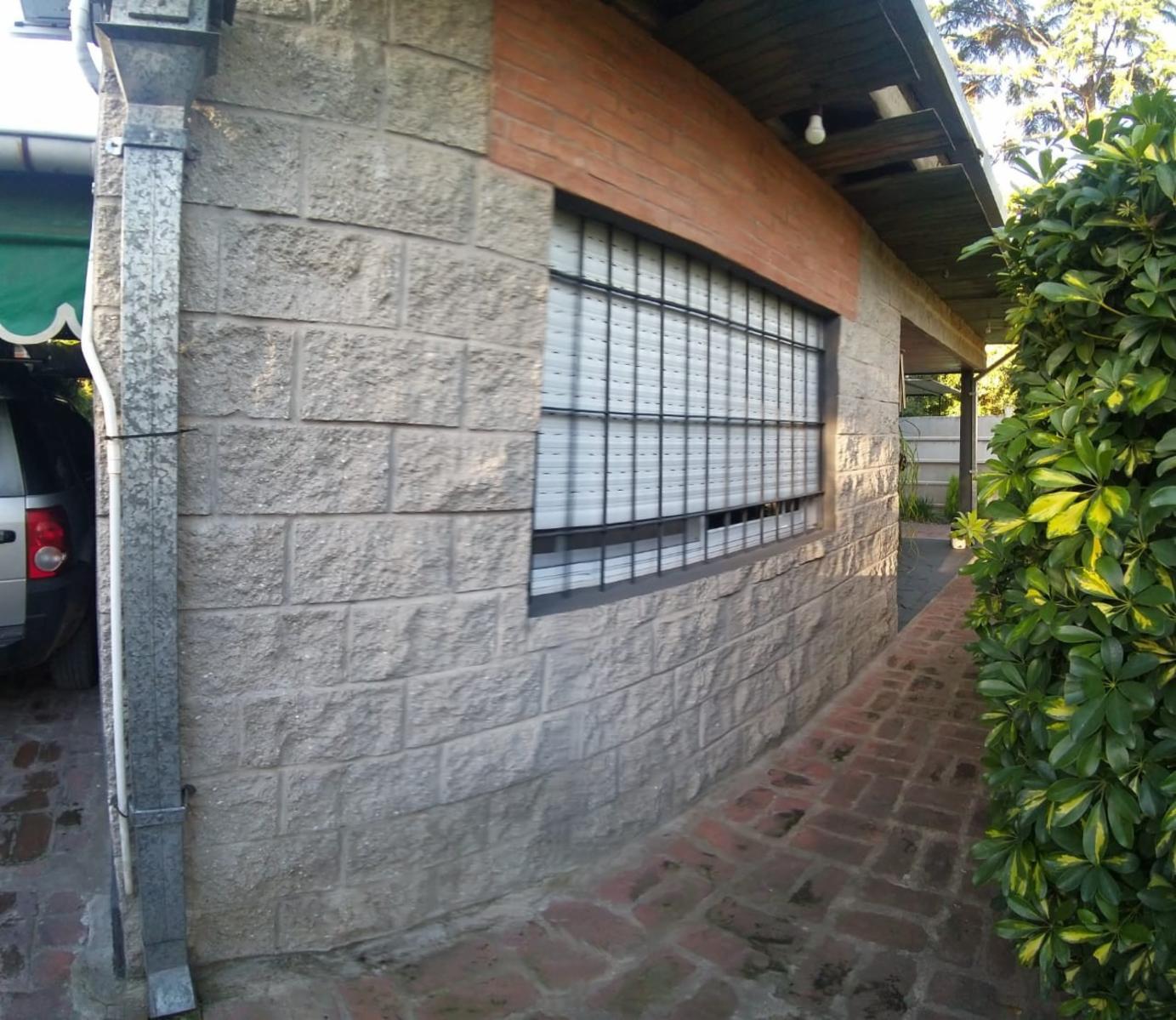 Excelente Casa a la venta en Paso del Rey centro, calle Independencia entre Paganelli y Av. de la Ribera