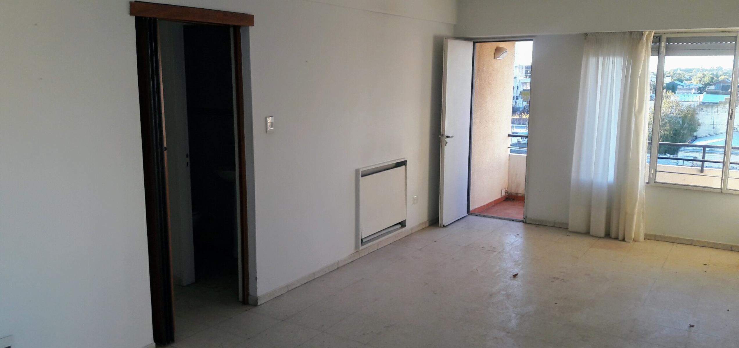 Departamento Céntrico, 3 Dormitorio, 3 baños, cocina, comedor, balcón y cochera.